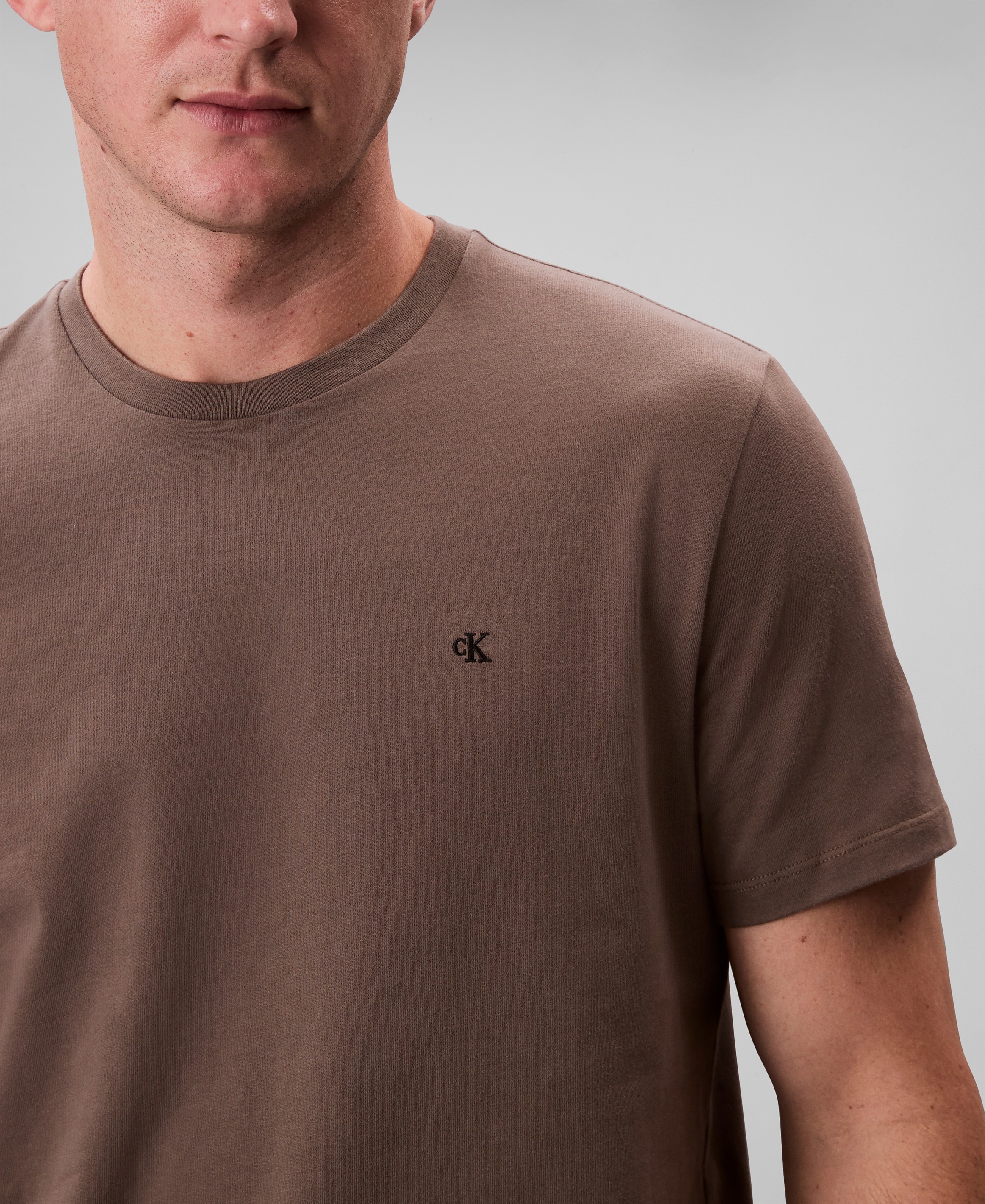 Calvin Klein Jeans T-Shirt »SS SMOOTH CTTN SOLID CREWNK TEE«, mit Logo