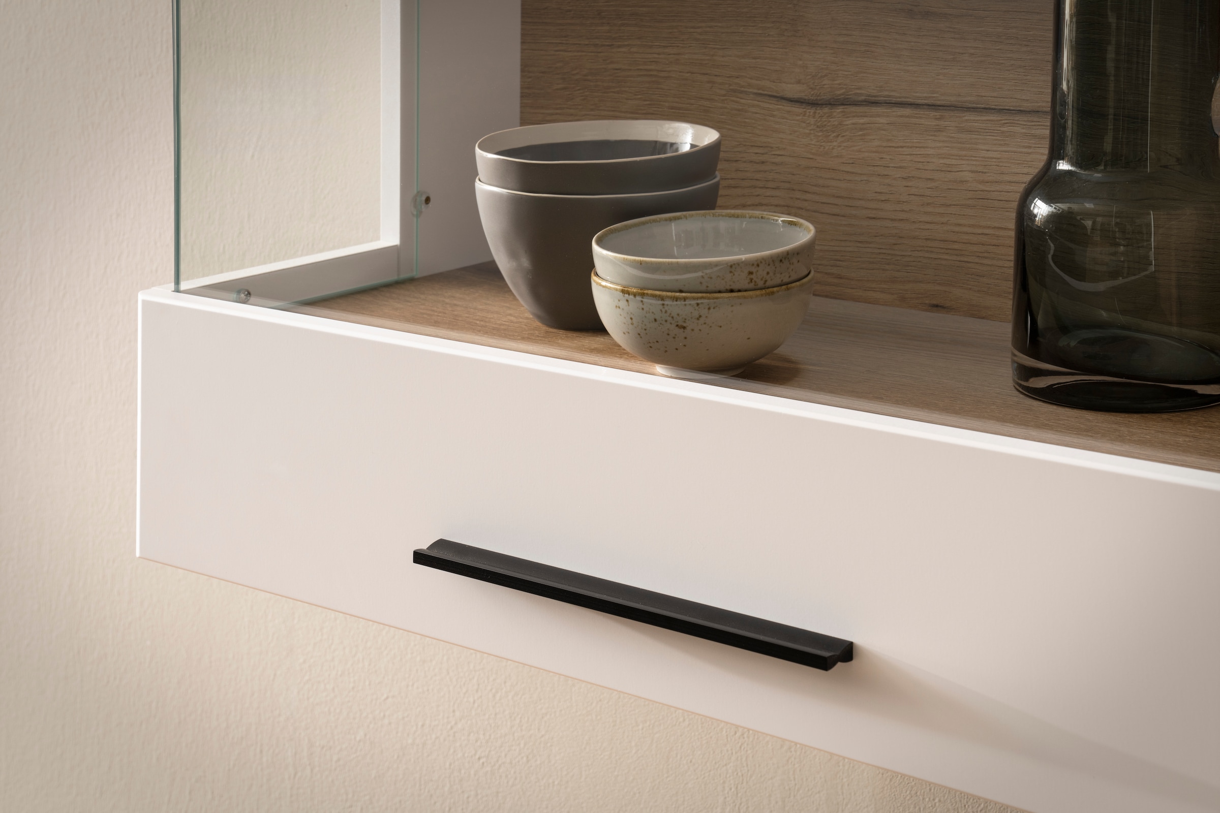 INOSIGN Hängevitrine »Salerno Hängeschrank, Glasvitrine, Weiß mit Eiche Evoke Dekor, modern.«, Metallgriffe, ausreichend Stauraum, vielseitig einsetzbar, 120cm breit
