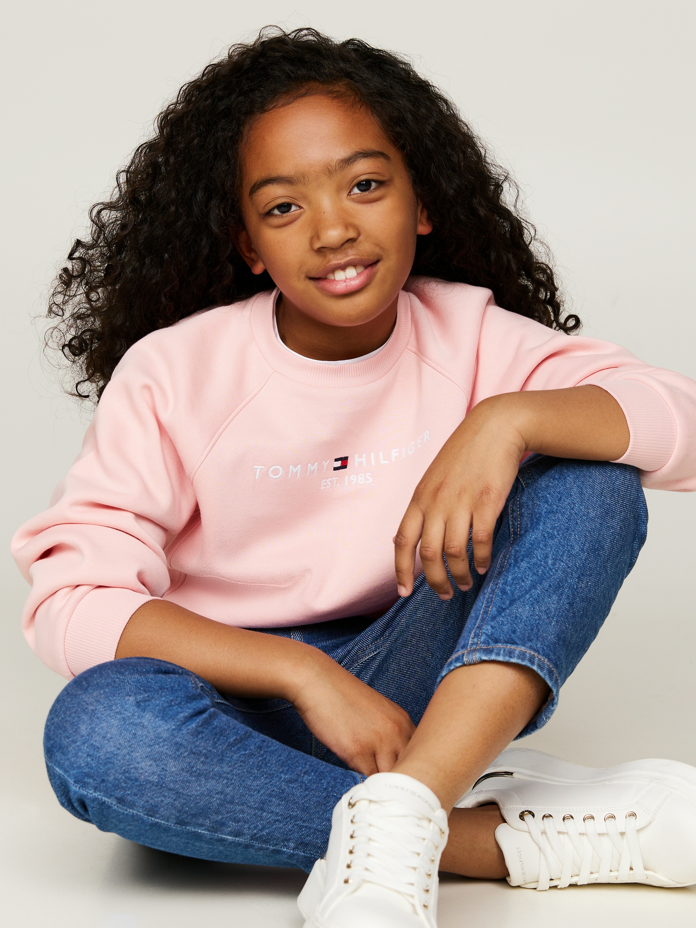 Tommy Hilfiger Sweatshirt »ESSENTIAL EMBROIDERED FLEECE CN«, Kinder bis 16 Jahre mit Logoprägung