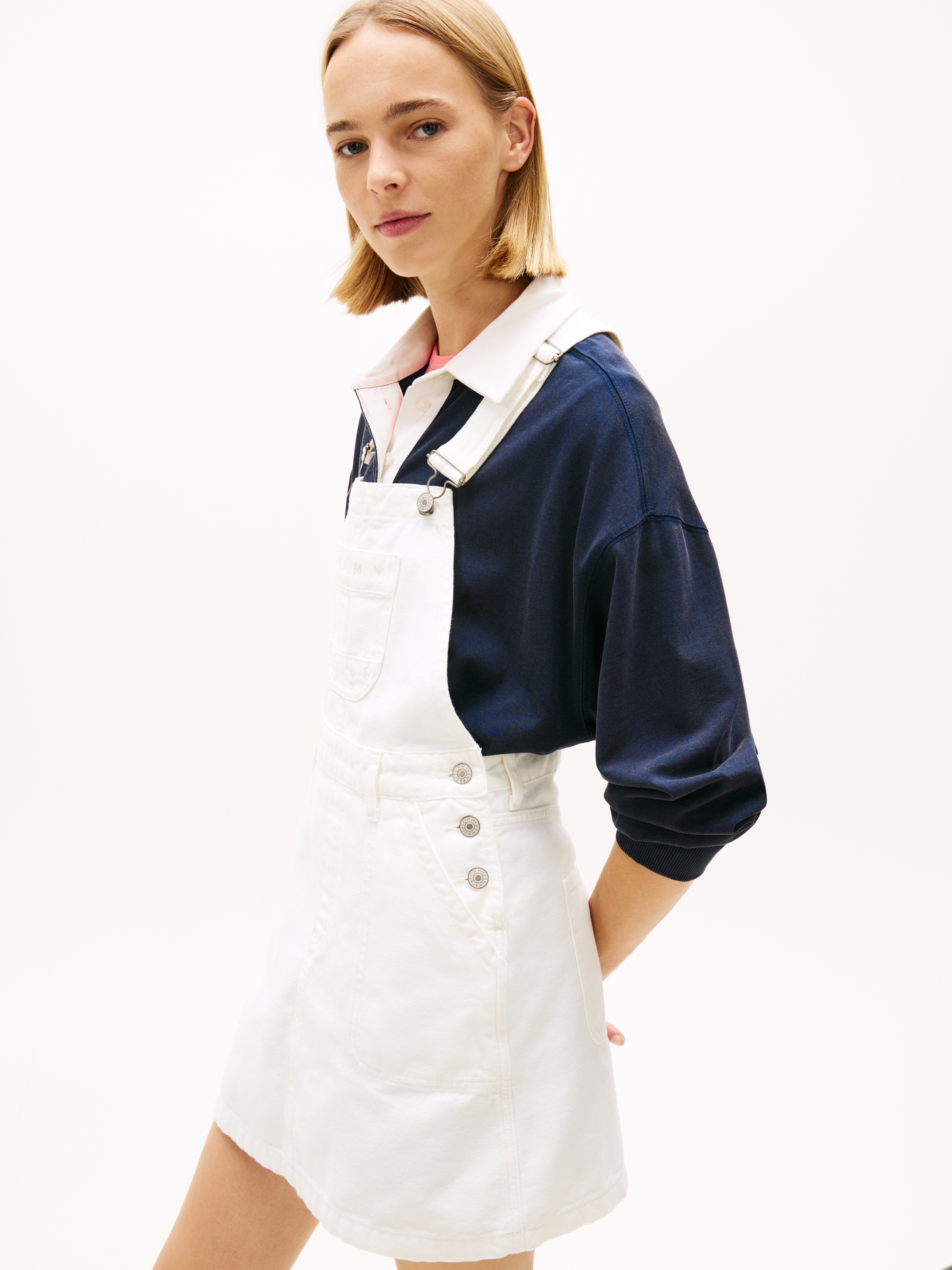 Tommy Jeans Latzkleid »DENIM DUNGAREE DRESS FLG BJ6099« Brusttasche | Eingrifftaschen | Gesäßtaschen in Mini-Länge, Regular Fit