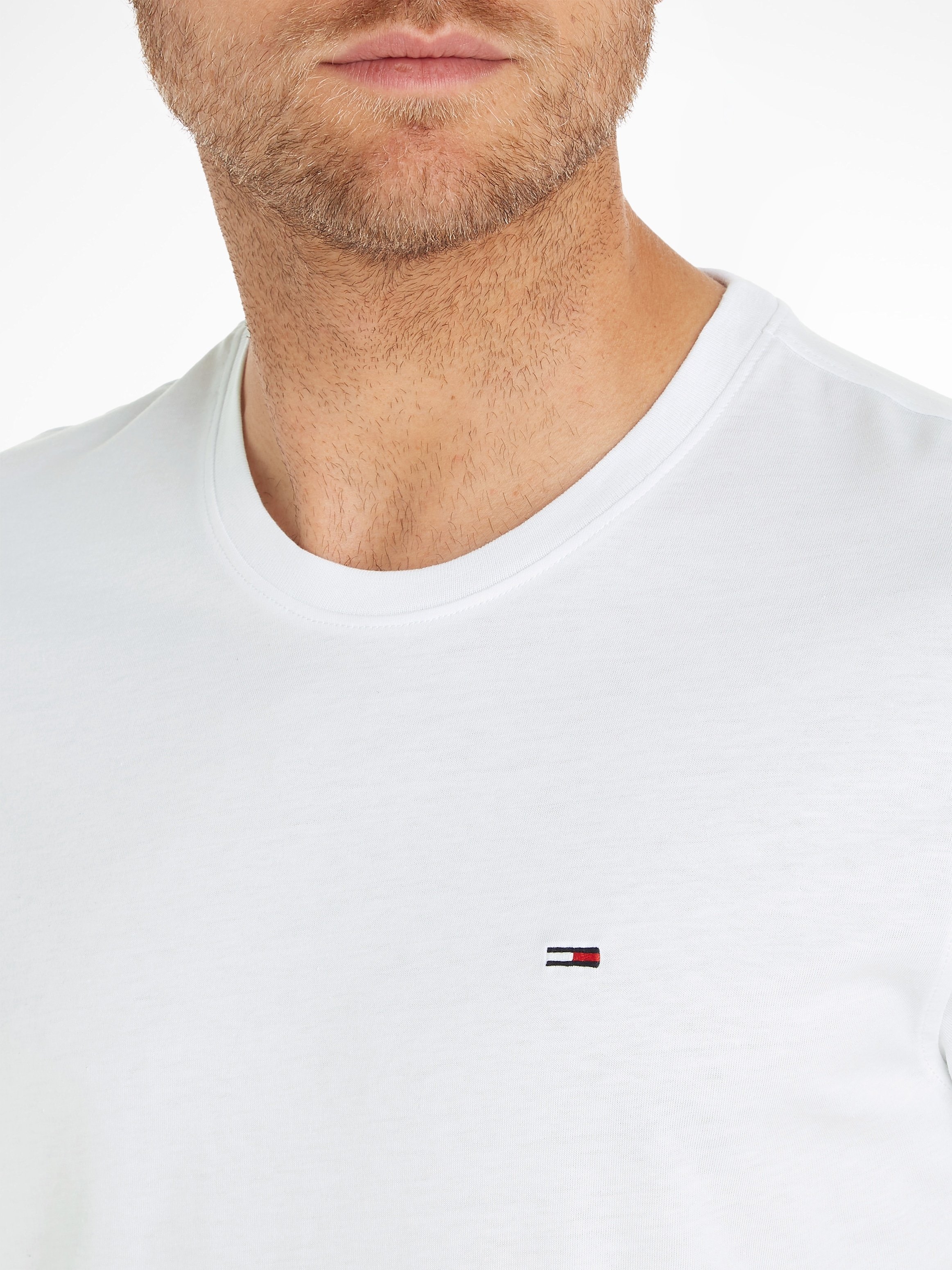 Tommy Jeans T-Shirt »TJM ESSENTIAL SOLID TEE«, Regular Fit mit Rundhalsausschnitt und dezenter Logo-Flag