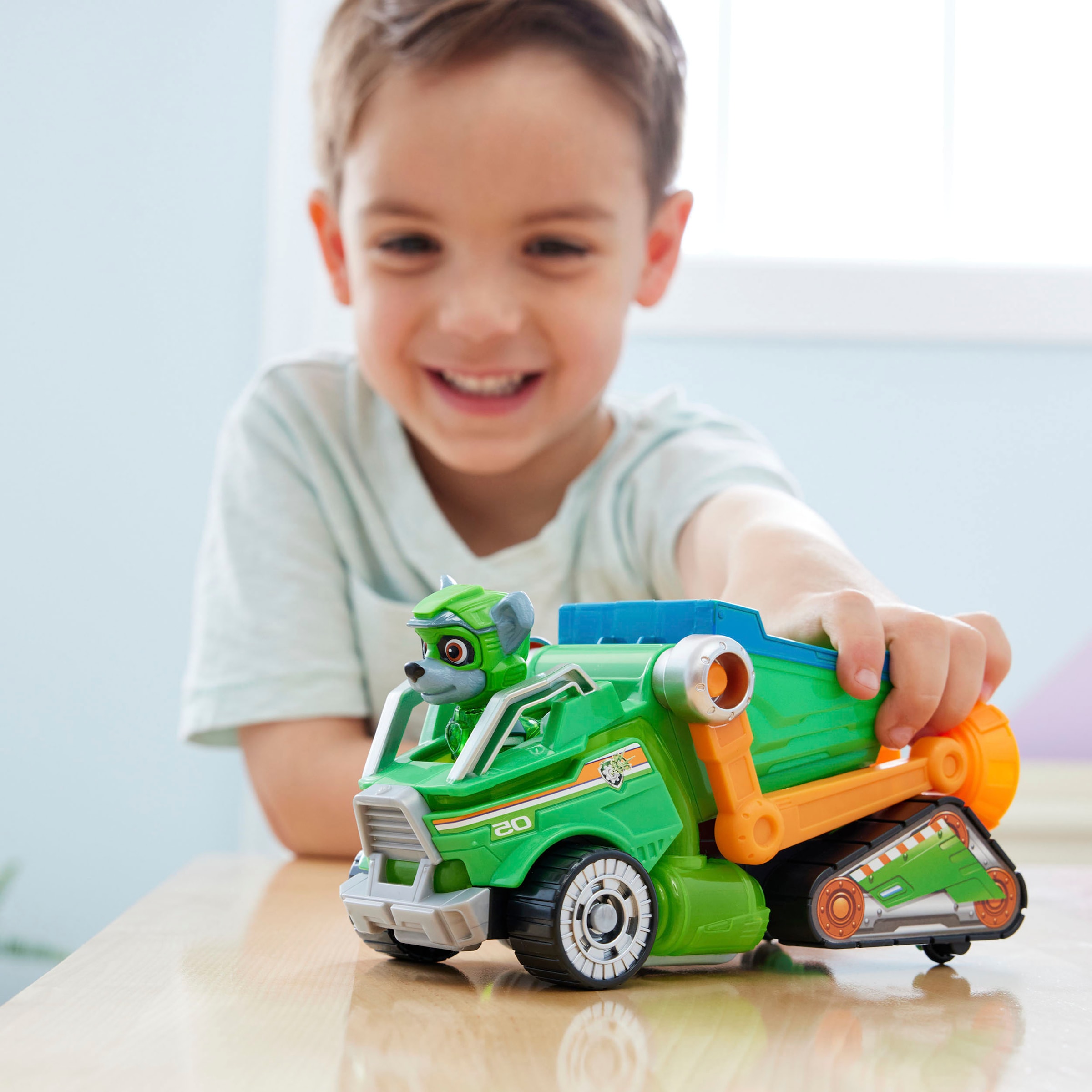 Spin Master Spielzeug-Auto »Paw Patrol - Movie II - Basic Themed Vehicles Rocky«, Mülltransporter mit Welpenfigur, Licht- und Soundeffekt