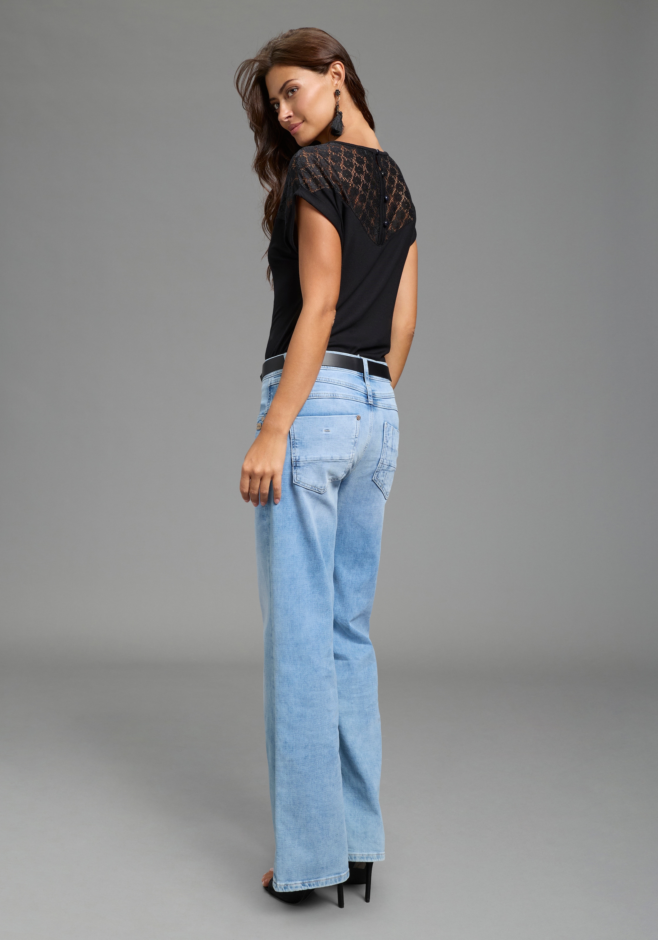 Laura Scott Spitzenshirt mit Zierknopfleiste am Rücken