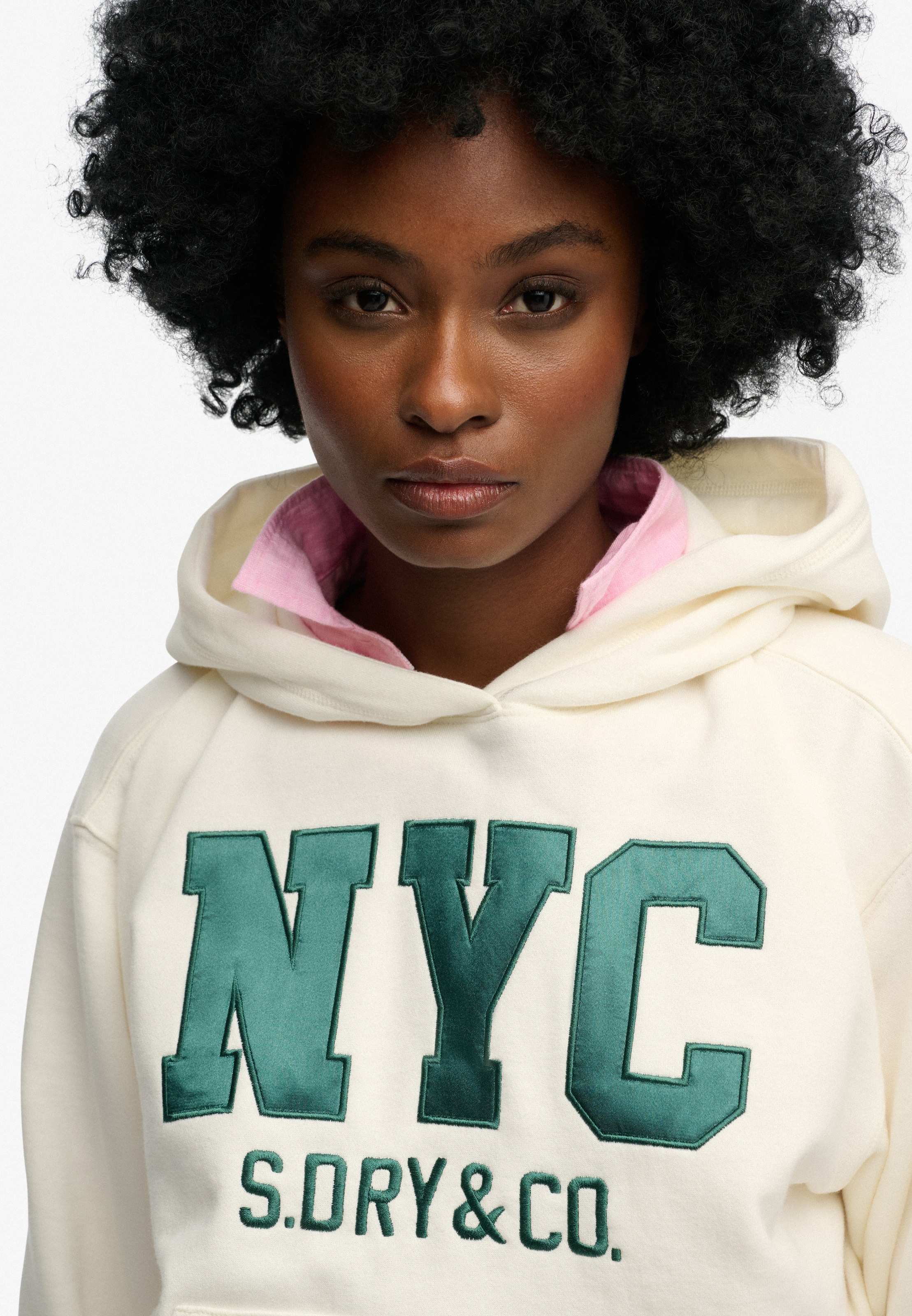 Superdry Kapuzensweatshirt »COUNTRY CLUB VARSITY HOOD«, besondere Stickerei in glänzender Optik
