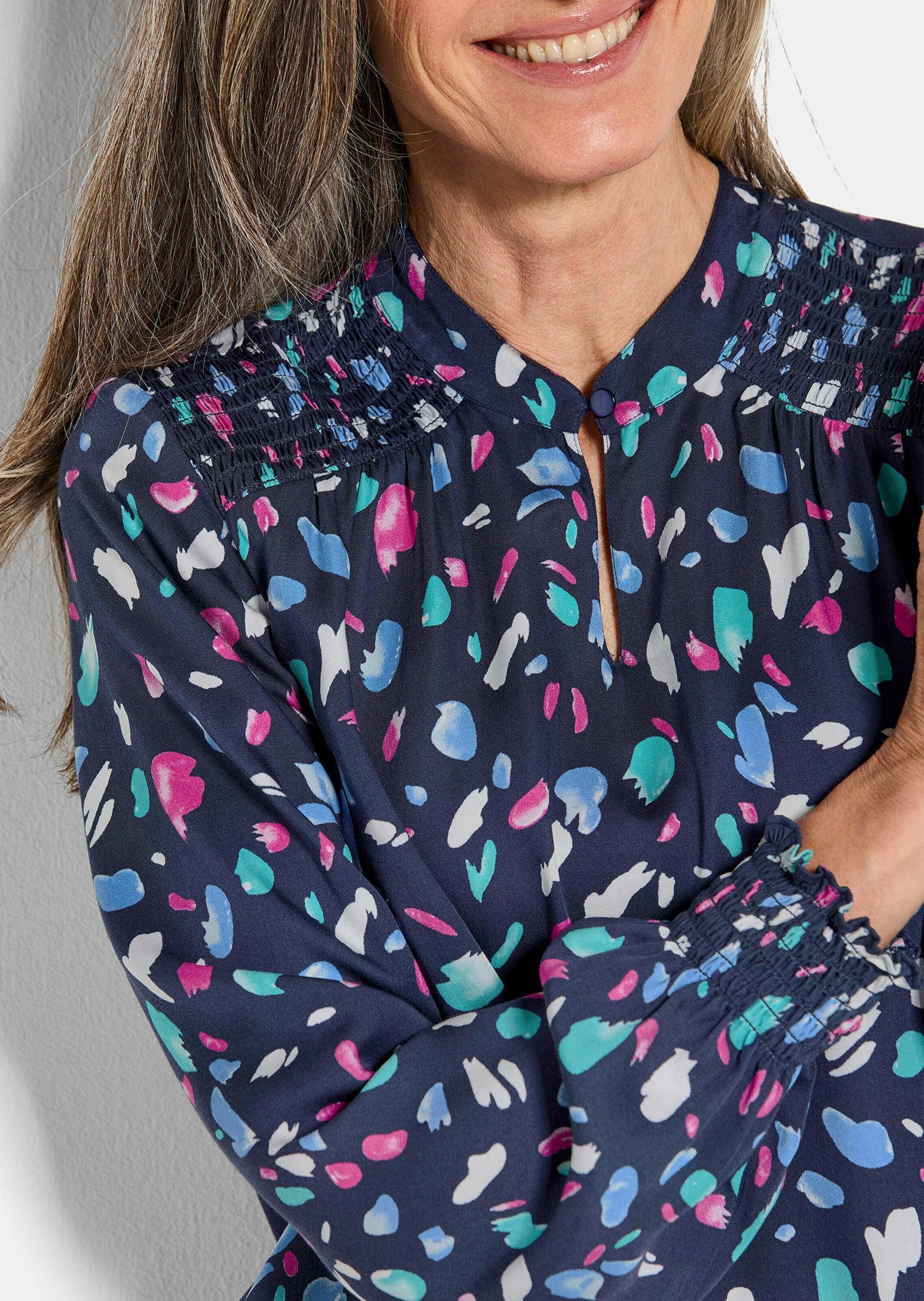 GOLDNER Klassische Bluse »Kurzgröße Satin-Bluse mit Smok-Details«
