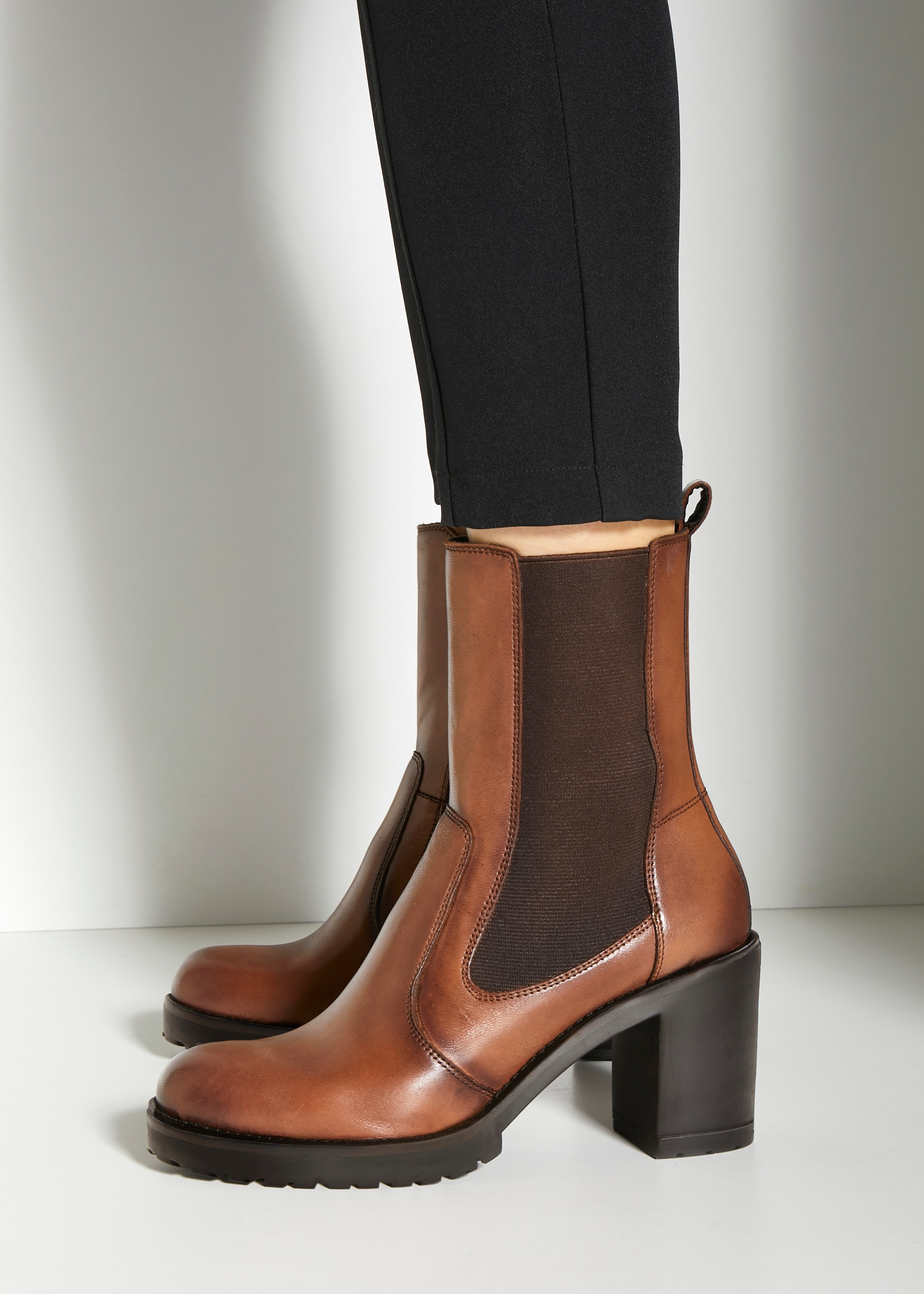 LASCANA Stiefelette, aus Leder im Chelsea-Look, Stiefel, Boots