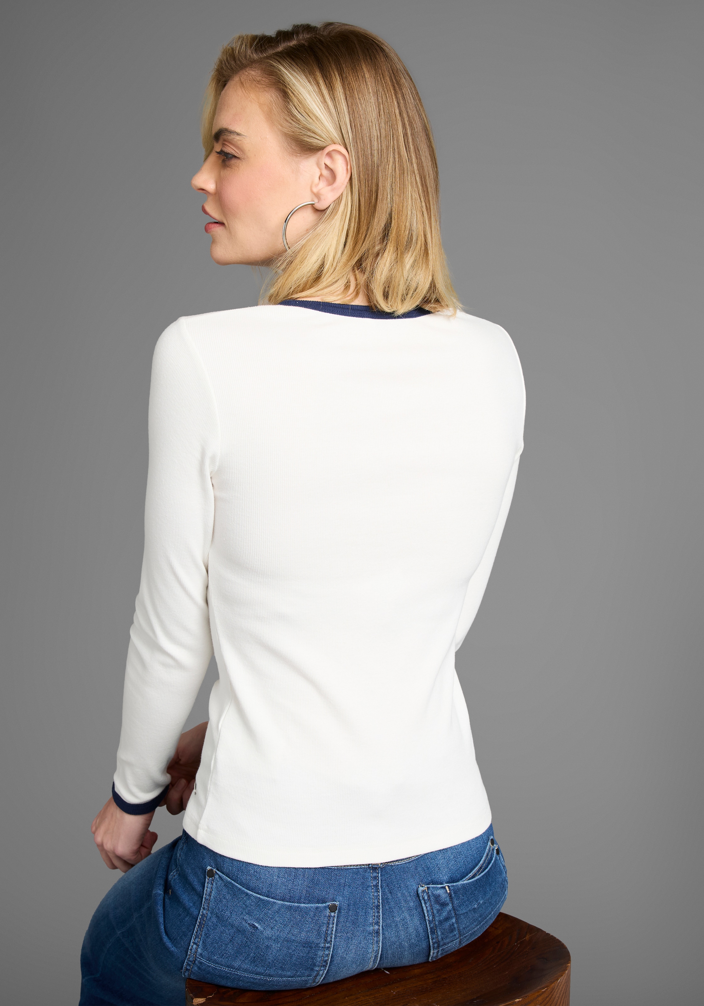 DELMAO Langarmshirt, mit kontrastfarbener Paspel & Knopfleiste - NEUE KOLLEKTION