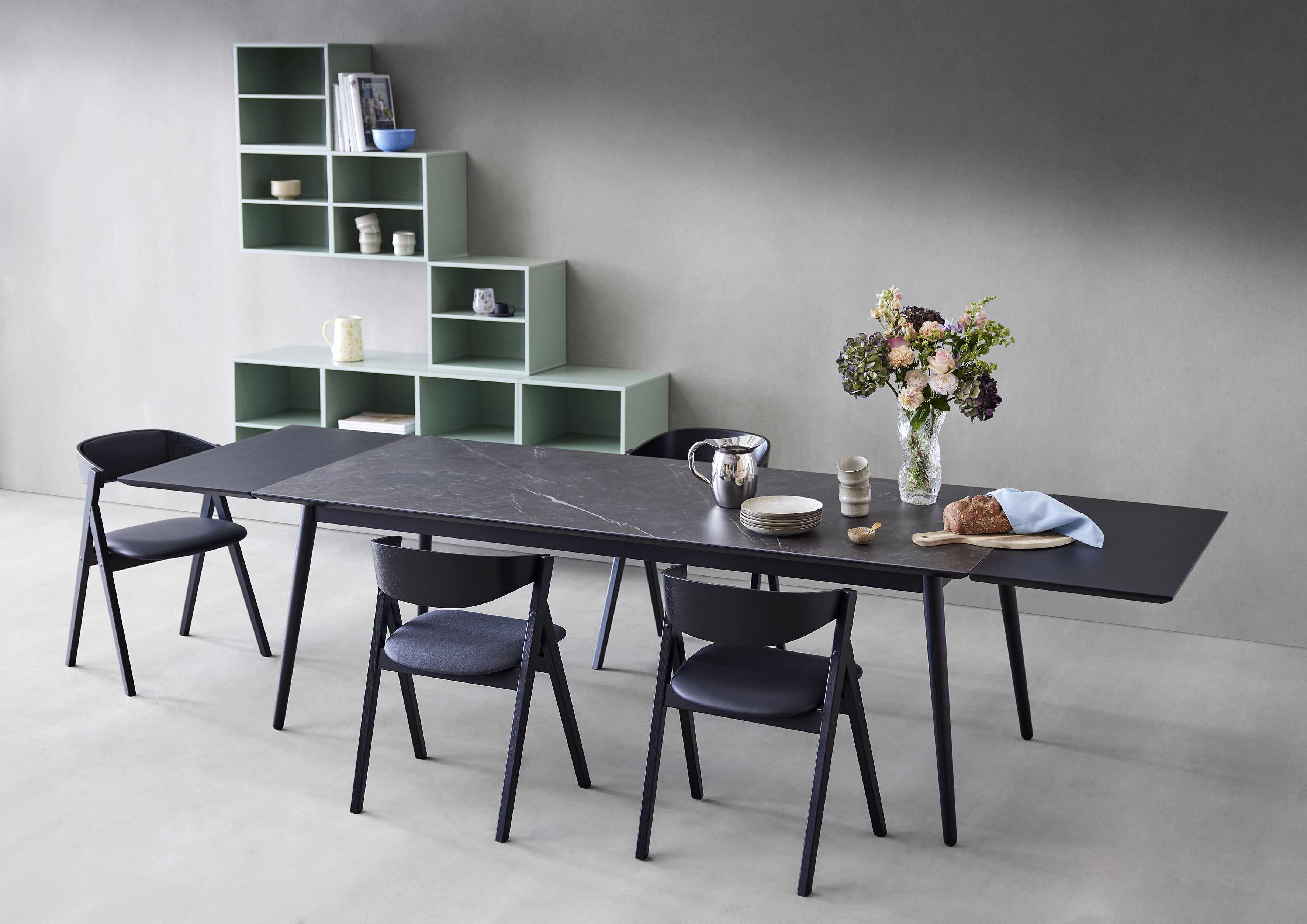Hammel Furniture Esstisch Batu, Tischplatte aus Keramik, Schwarz Beine aus Massivholz, mit Auszugsfunktion. Maße 220/320 x 95 cm. Dänische Handwerkskunst