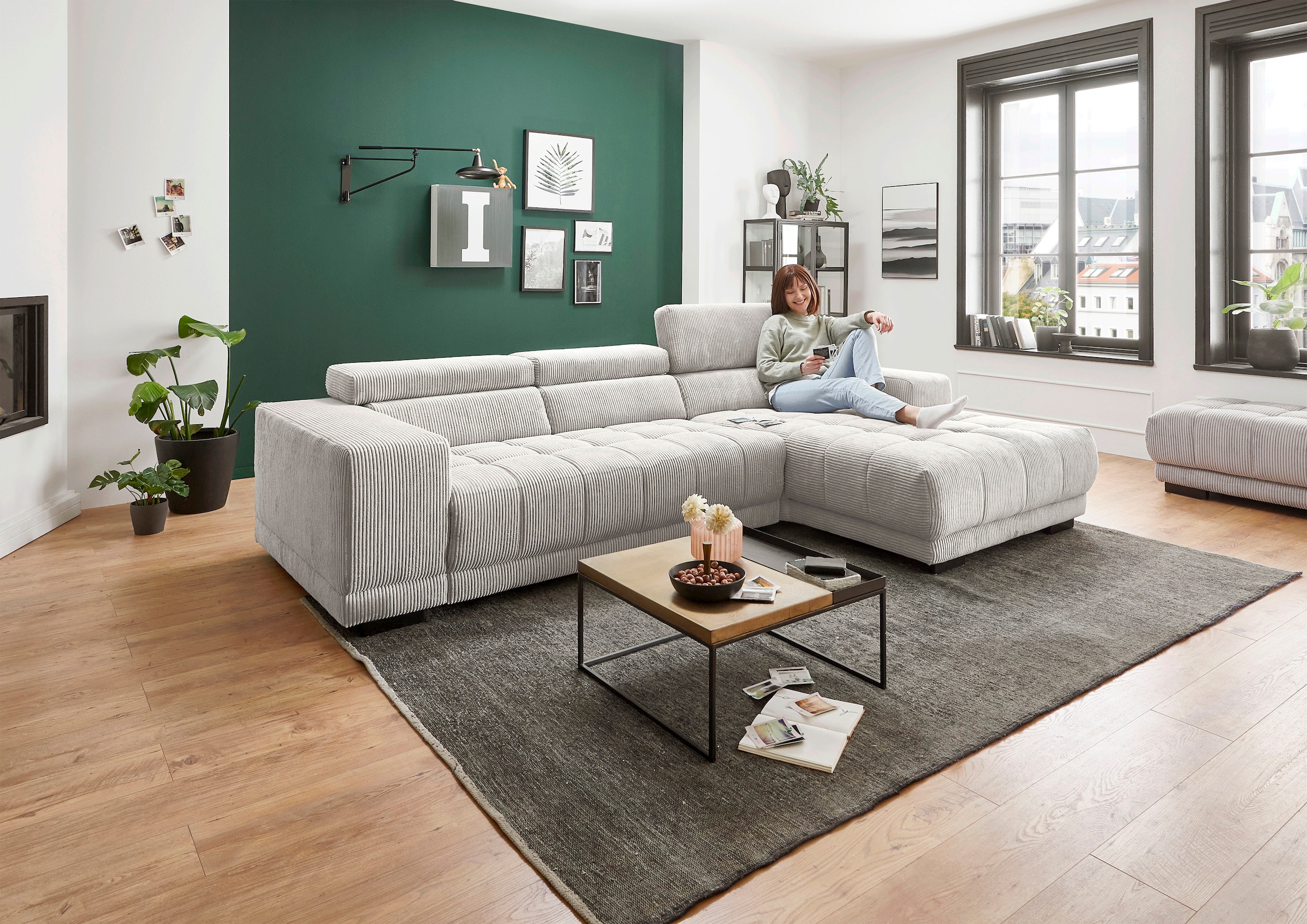 Die PlanBar Ecksofa "MP-IN15053 L-Form schmaler Schenkel" wahlweise mit Kopfteilverstellung und manueller Vorziehbank