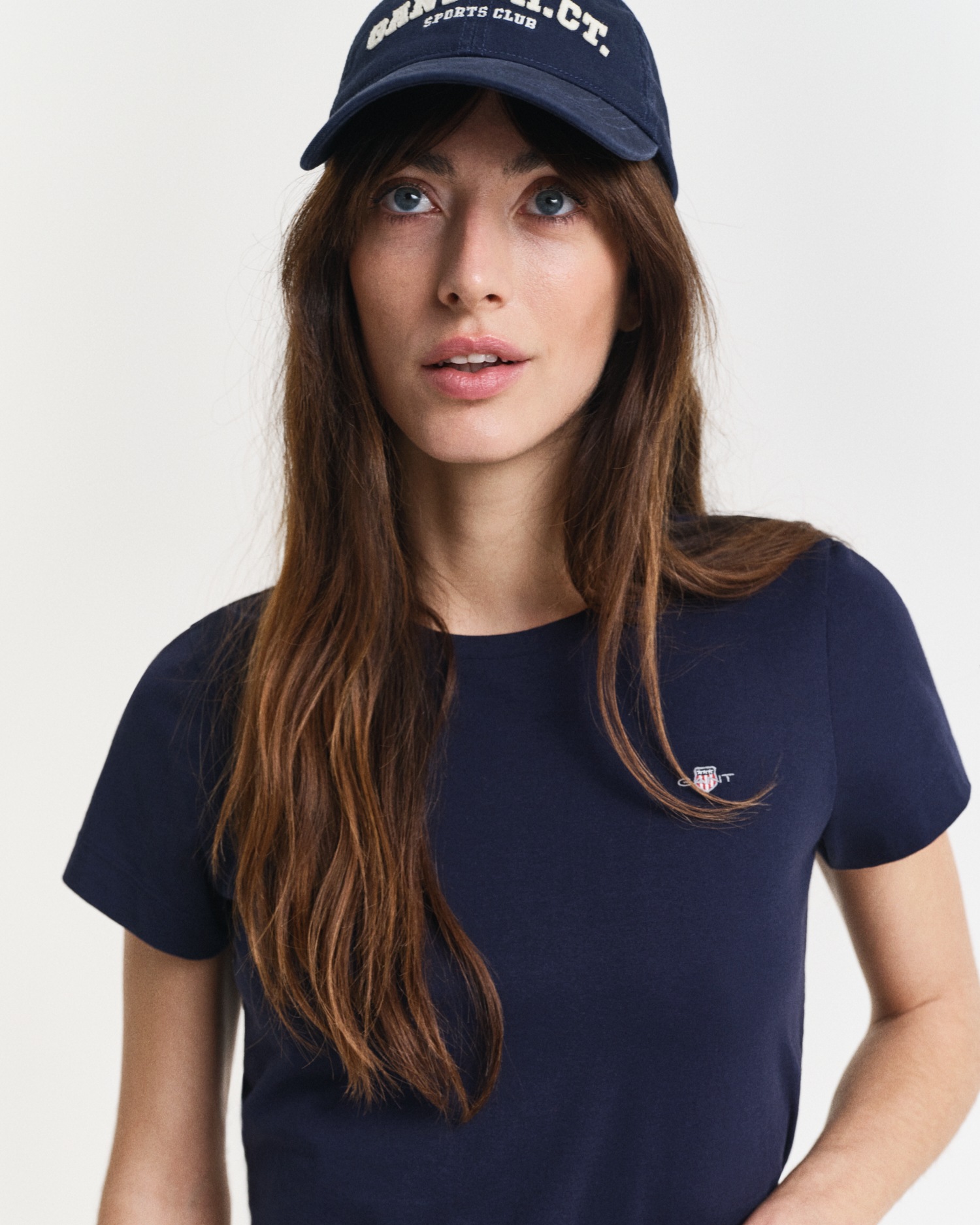 Thumbnail - Gant T-Shirt "REG SHIELD KA T-SHIRT" mit einer kleinen aufgestickten Wappen-Grafik auf der Brust