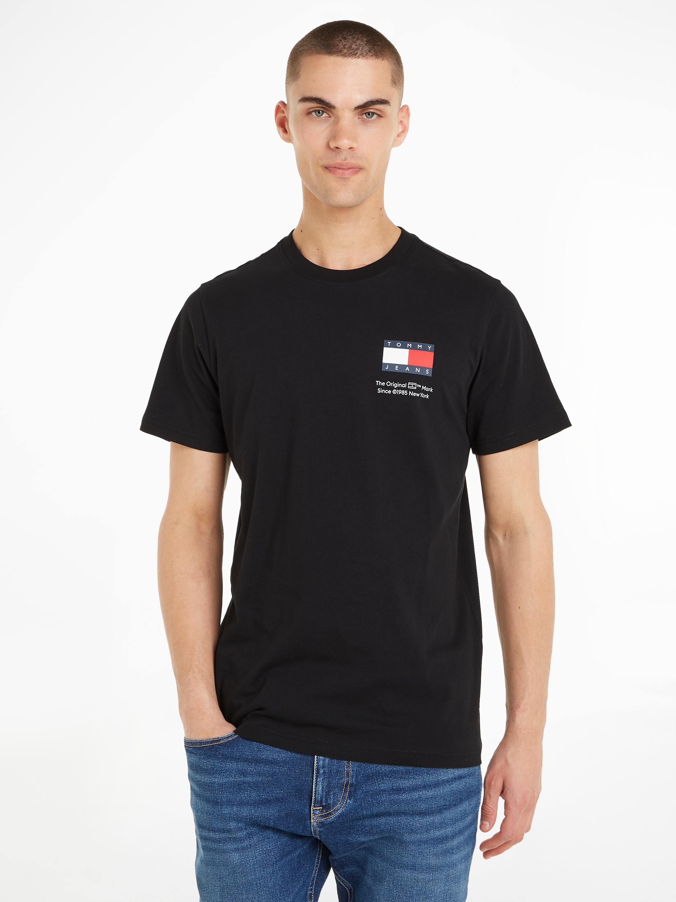 T-Shirt »TJM SLIM ESSENTIAL FLAG TEE EXT«, mit Tommy Jeans Logo-Schriftzug, Große Größen