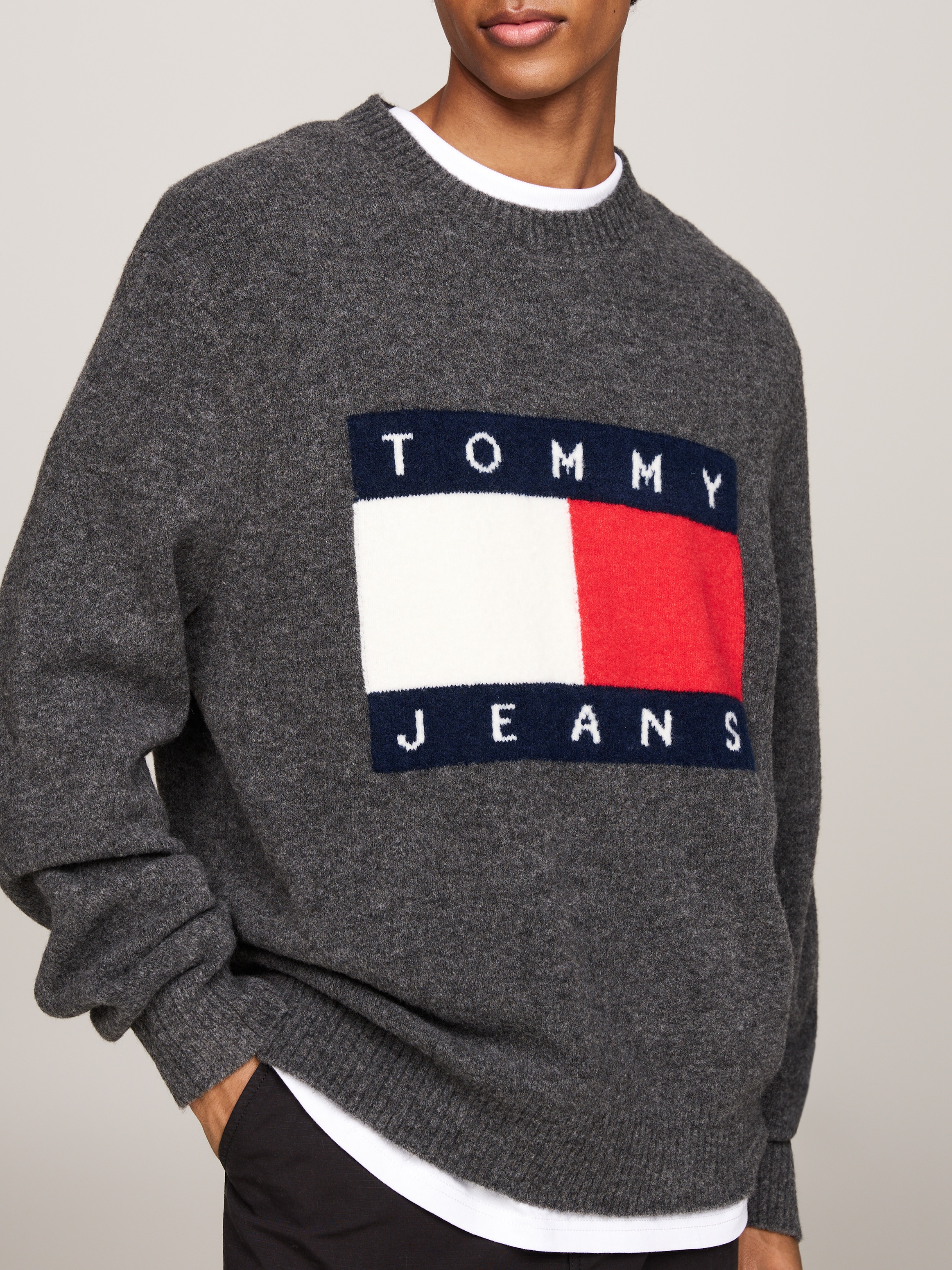 Tommy Jeans Strickpullover "TJM REG MELANGE FLAG SWEATER", mit Rundhalsauschnitt