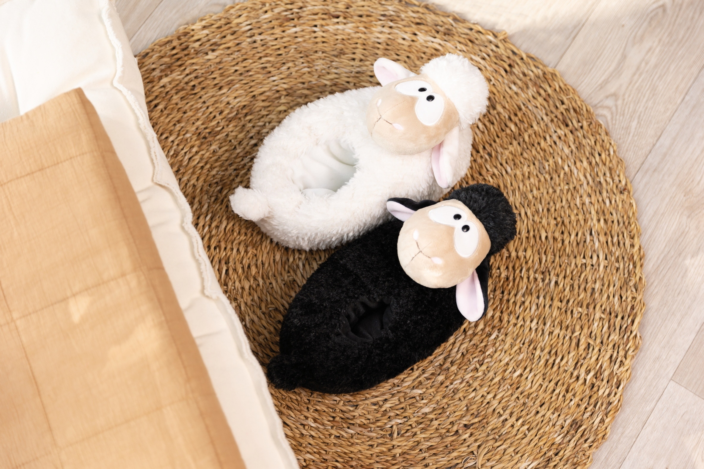 Nici Plüsch Hausschuhe »SCHAF WOOL*Y GANG«, Pantoffel, ein Fuß schwarz, ein Fuß weiß