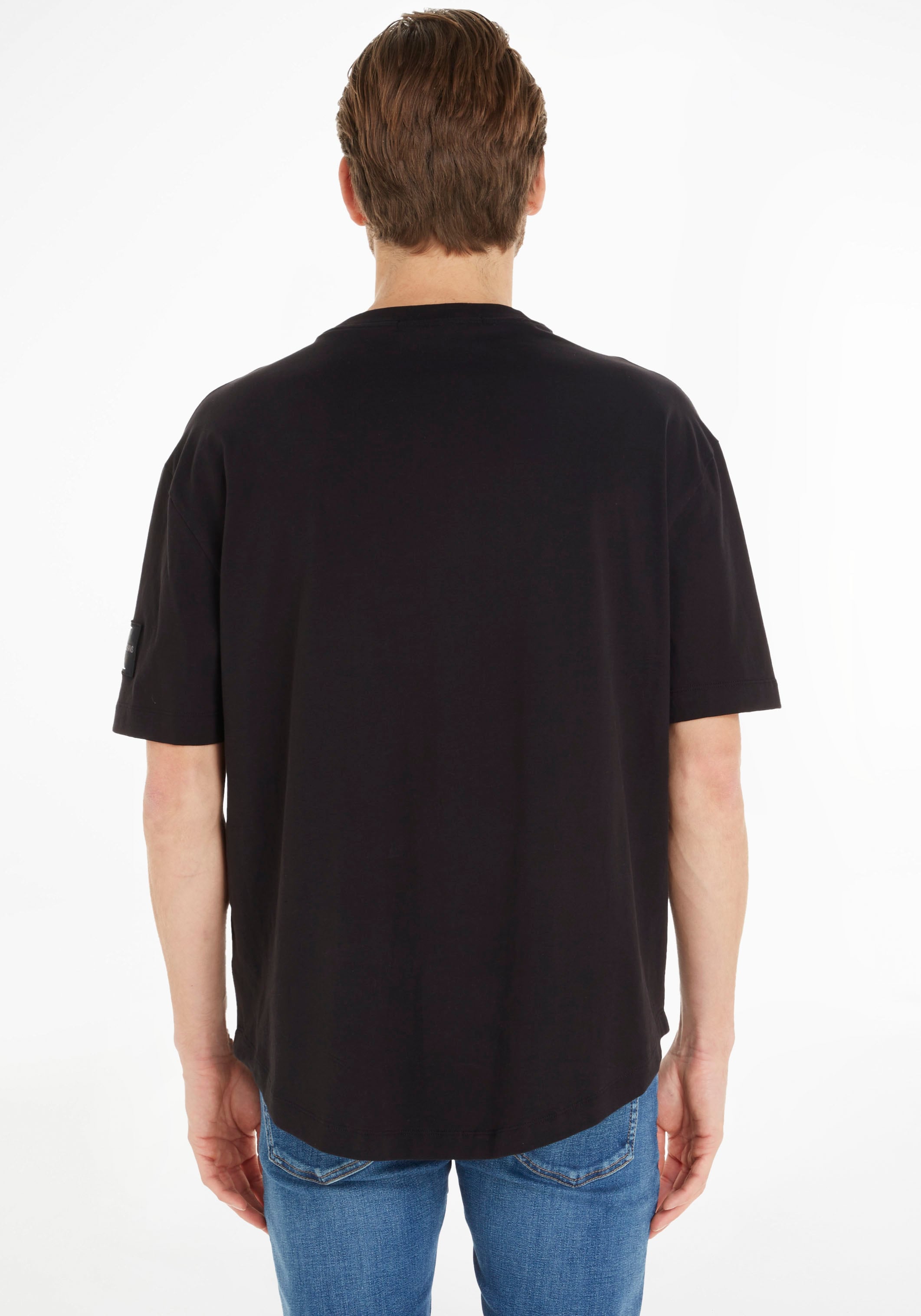 OVERSIZED Ärmel »MONOLOGO Calvin ▷ TEE«, dem Logo-Badge BAUR Klein Calvin T-Shirt mit BADGE Jeans Klein | kaufen auf