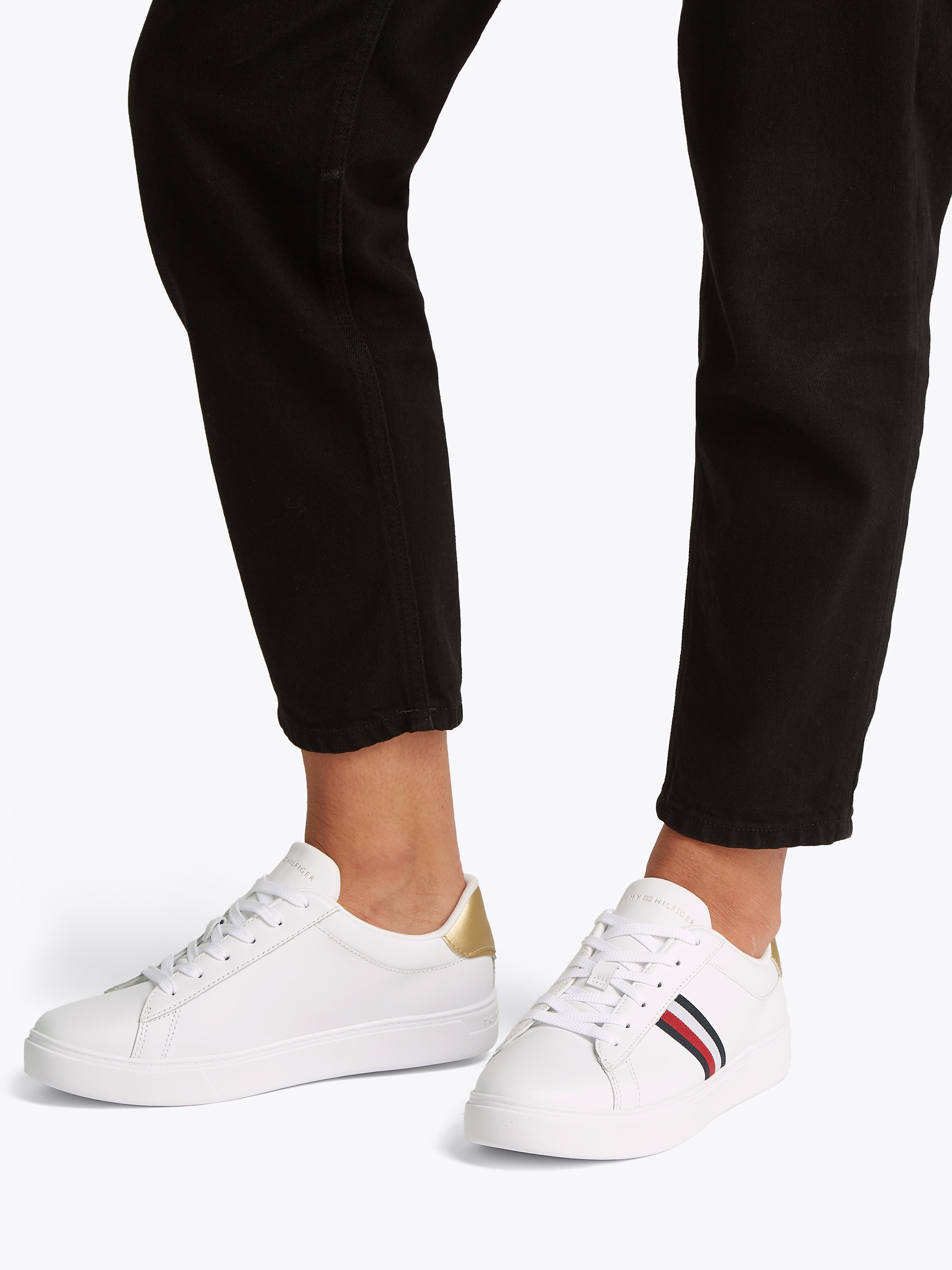 Tommy Hilfiger Plateausneaker »ESSENTIAL COURT SNEAKER STRPS«, Freizeitschuh, Halbschuh, Schnürschuh mit typischen Streifen