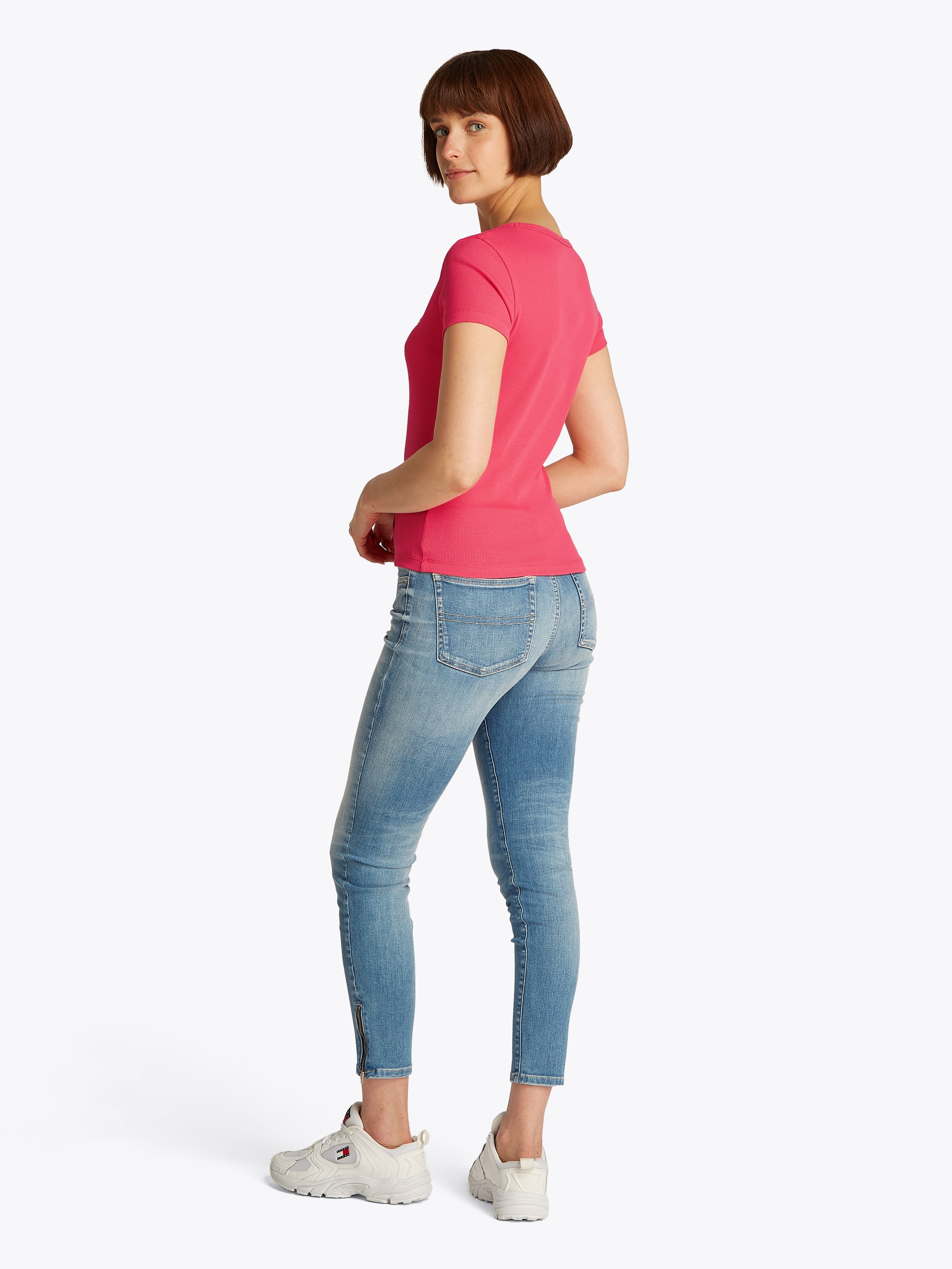 Tommy Jeans T-Shirt »TJW SLIM ESSENTIAL RIB V SS«, mit Logostickerei