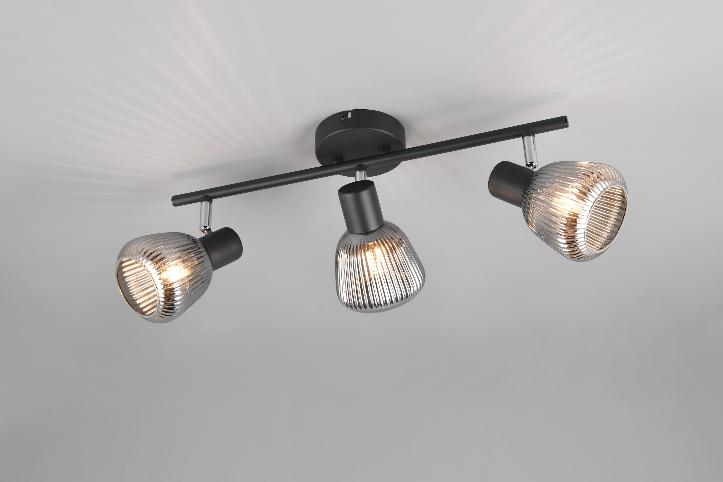 TRIO Leuchten Deckenstrahler »TARIFA, 3-flammiger Deckenspot mit Glasschirm, exkl 3xE14 max 10W«, 3 flammig, Leuchtmittel E14 | Leuchtmittel wechselbar, Glasschirm in Riffeloptik leicht verspiegelt, verstellbare Spots