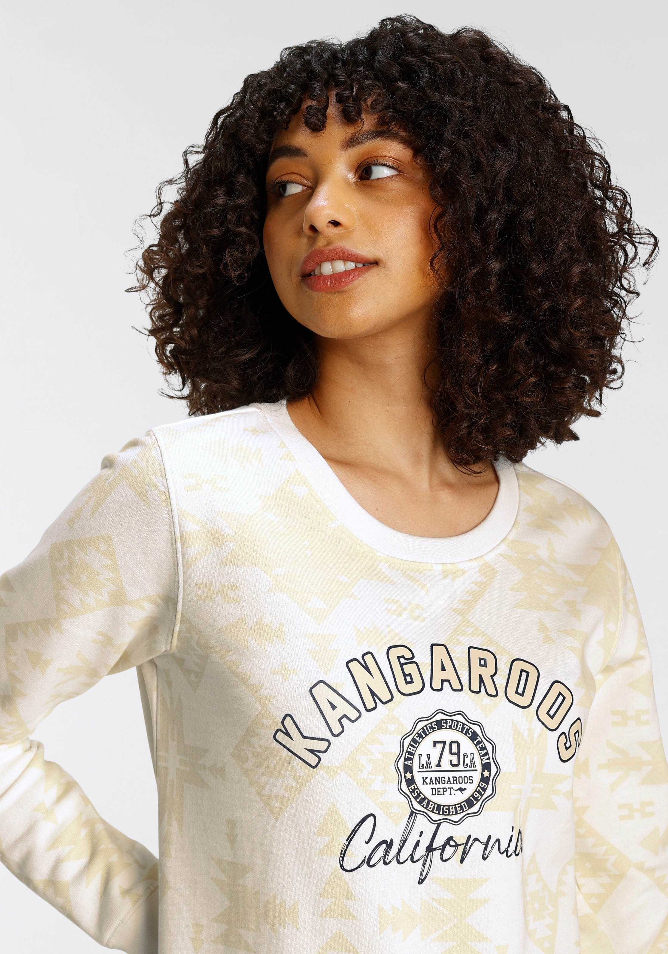 trendigem Alloverdruck & bestellen BAUR Inka-Look KangaROOS Logodruck Sweatshirt, mit | für im