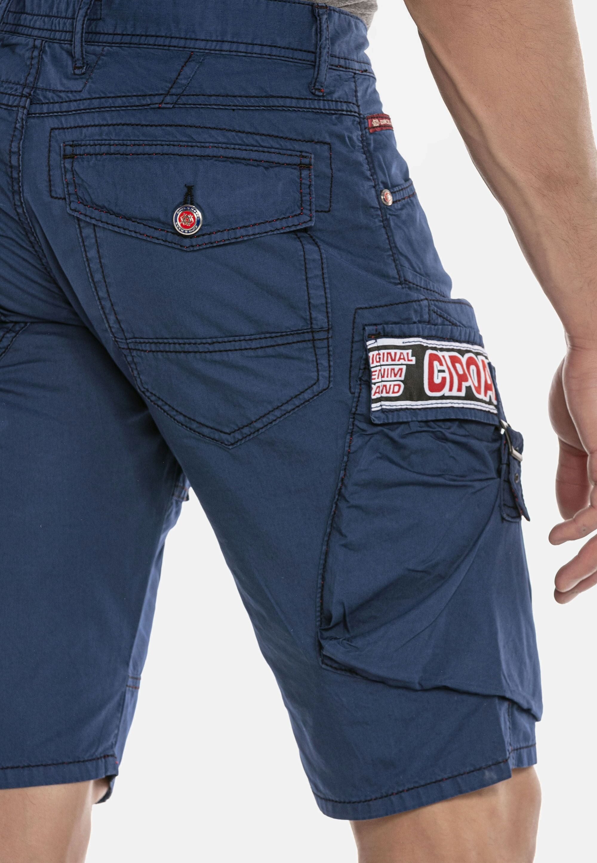 Cipo & Baxx Jeansbermudas »Capri-Shorts«, mit angesagtem Label-Patch auf den Cargotaschen