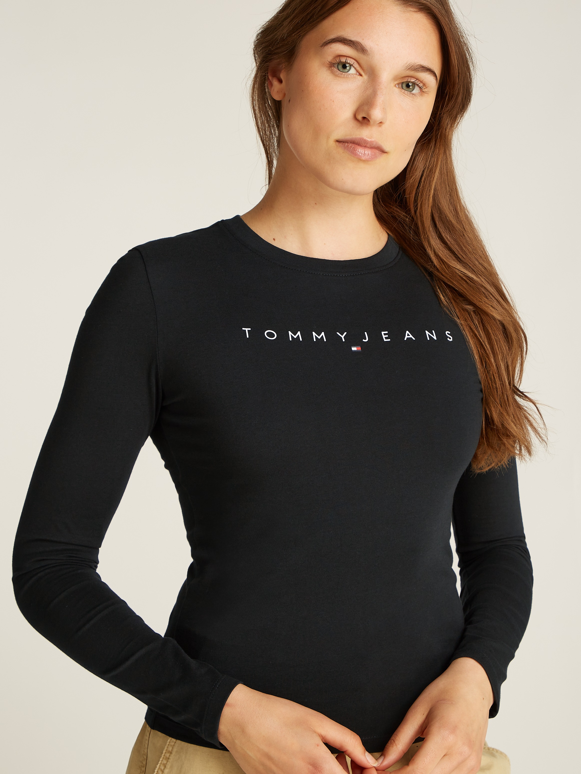 Tommy Jeans Langarmshirt »TJW SLIM LINEAR TEE LS EXT«, mit Logoschriftzug