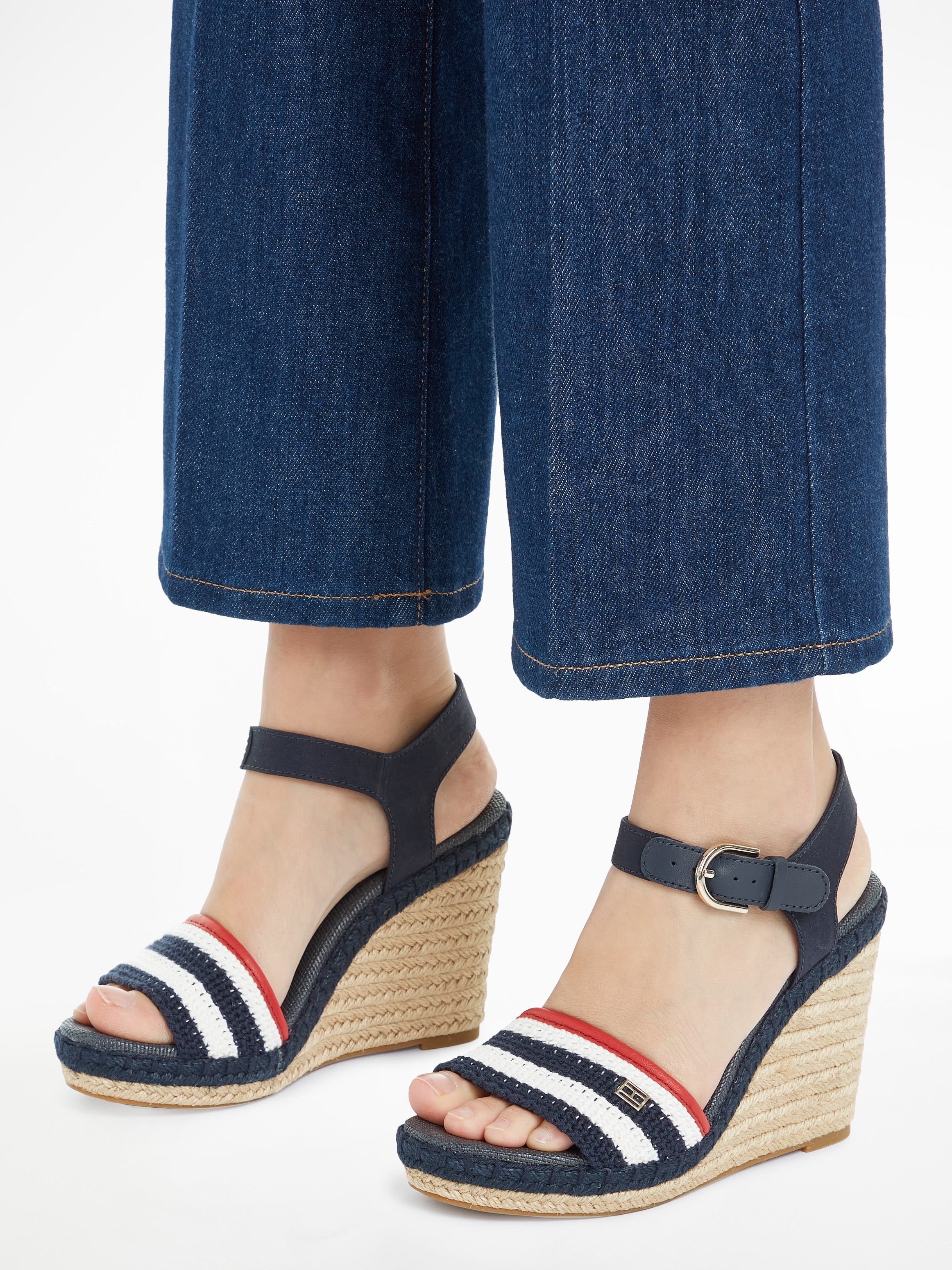 Tommy Hilfiger High-Heel-Sandalette »FEMININE CROCHET HIGH WEDGE«, mit verstellbarer Schnalle