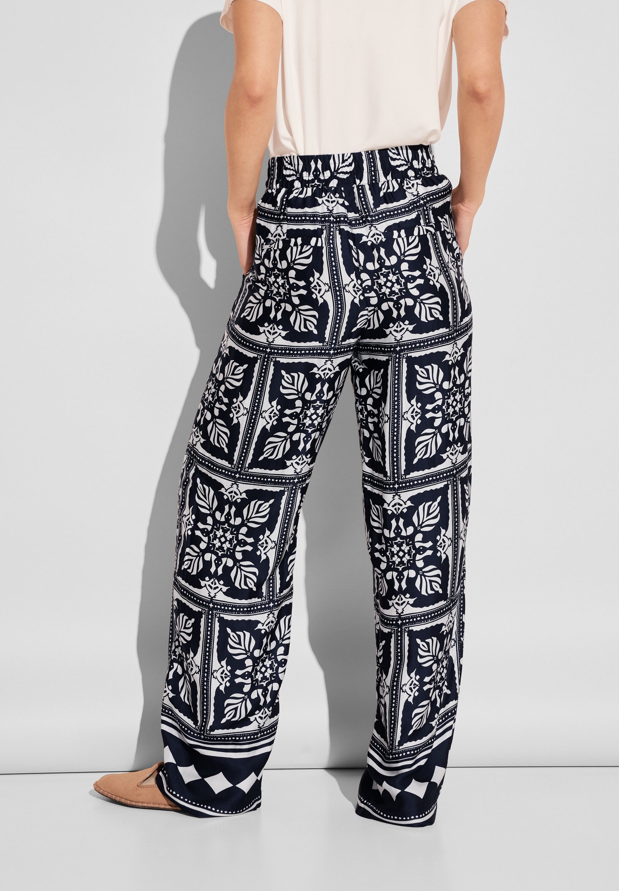 STREET ONE Dehnbund-Hose, mit allover Grafikprint