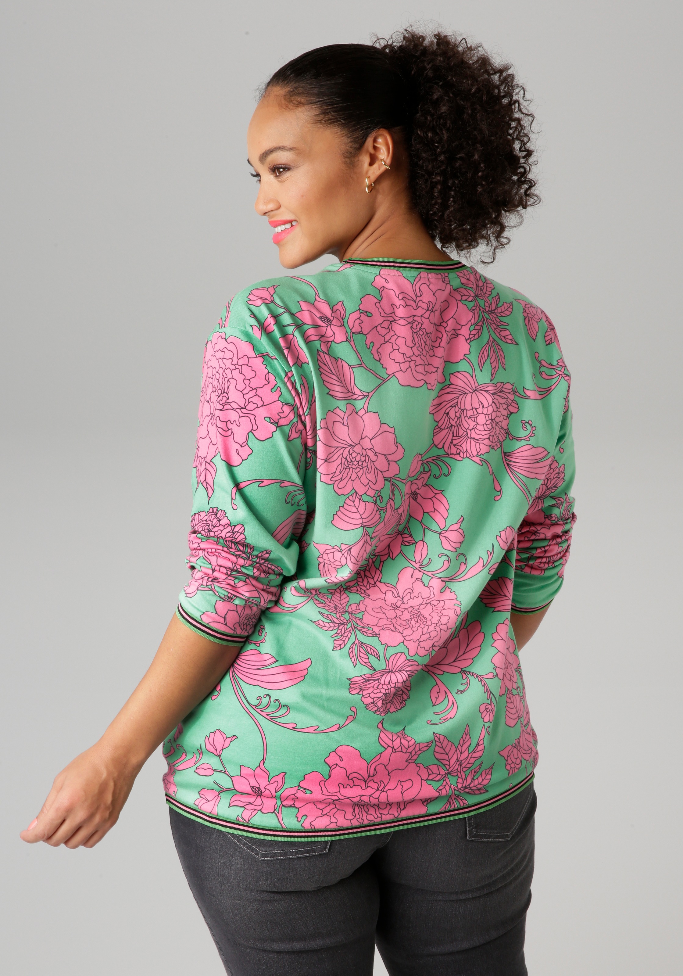 Aniston PLUS Sweatshirt, mit großflächigen, grafischen Blumen bedruckt günstig online kaufen