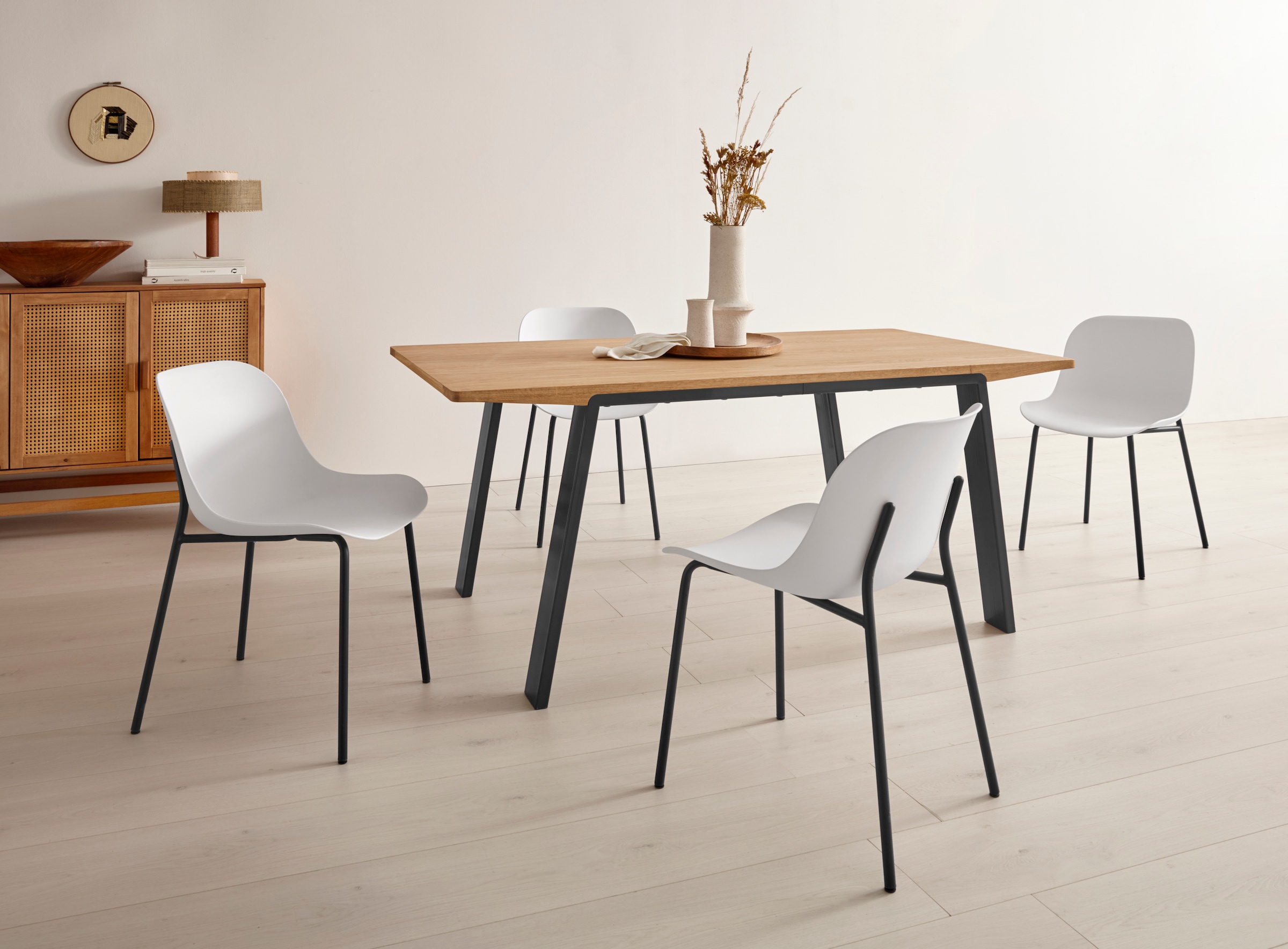 OTTO products Esstisch »Flemming«, Massivholz Eiche, 175 cm oder 225 cm, elegant gewölbte Tischplatte