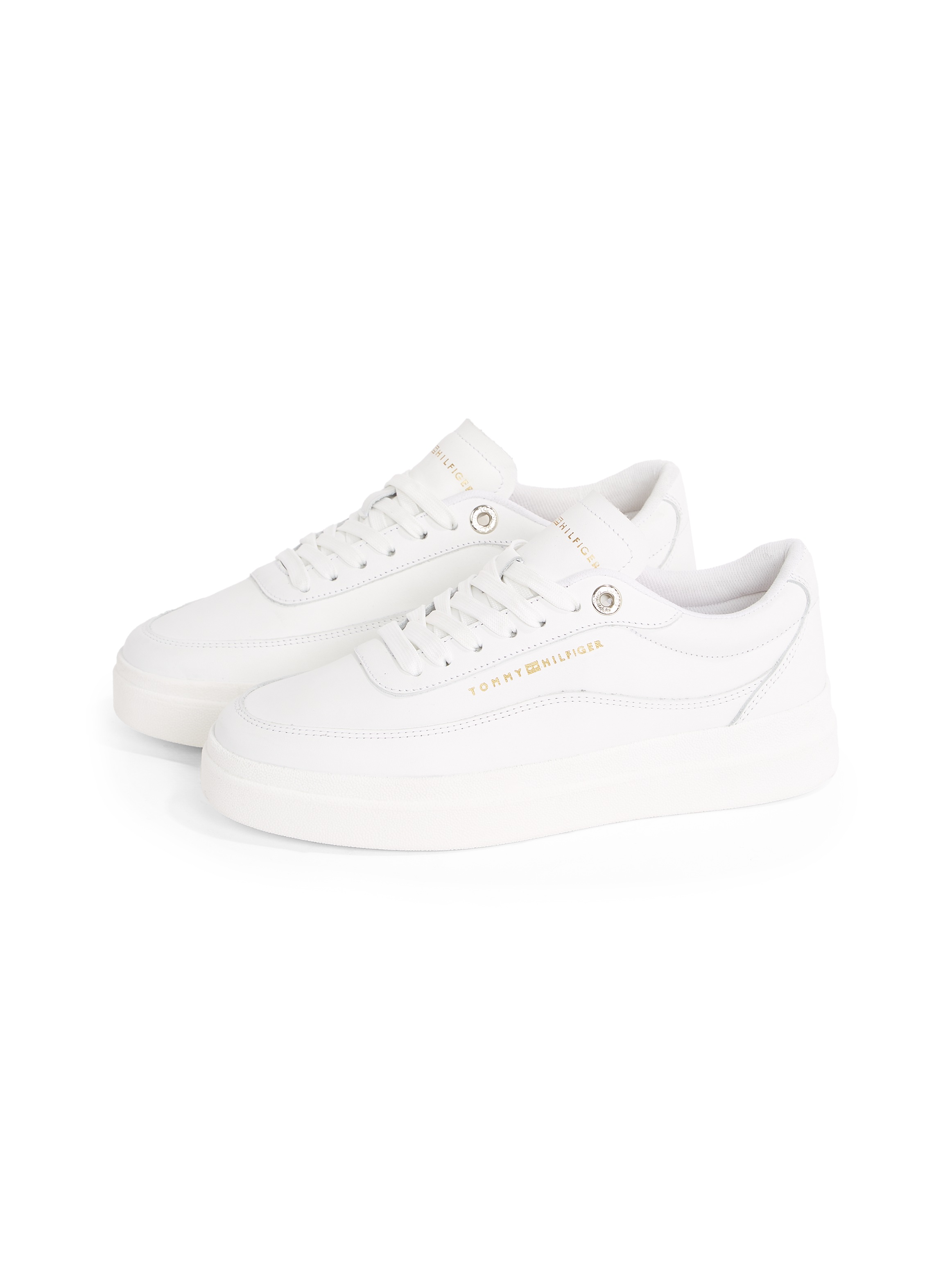 Tommy Hilfiger Plateausneaker »MODERN COURT SNEAKER LTHR«, Freizeitschuh, Halbschuh, Schnürschuh mit Kontrast-Logo