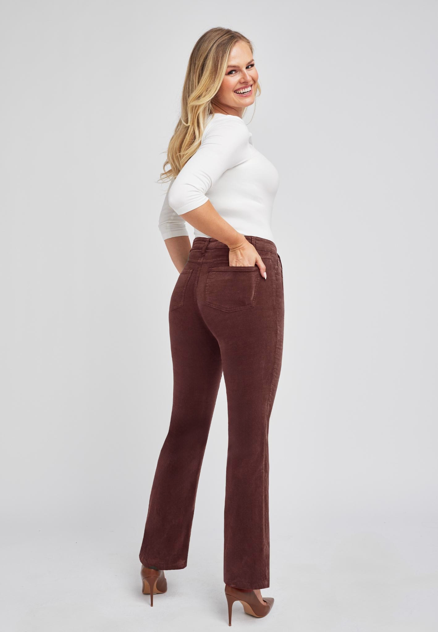 wonderjeans Bootcut-Jeans, Figurbetonte Form mit leicht ausgestelltem Bein