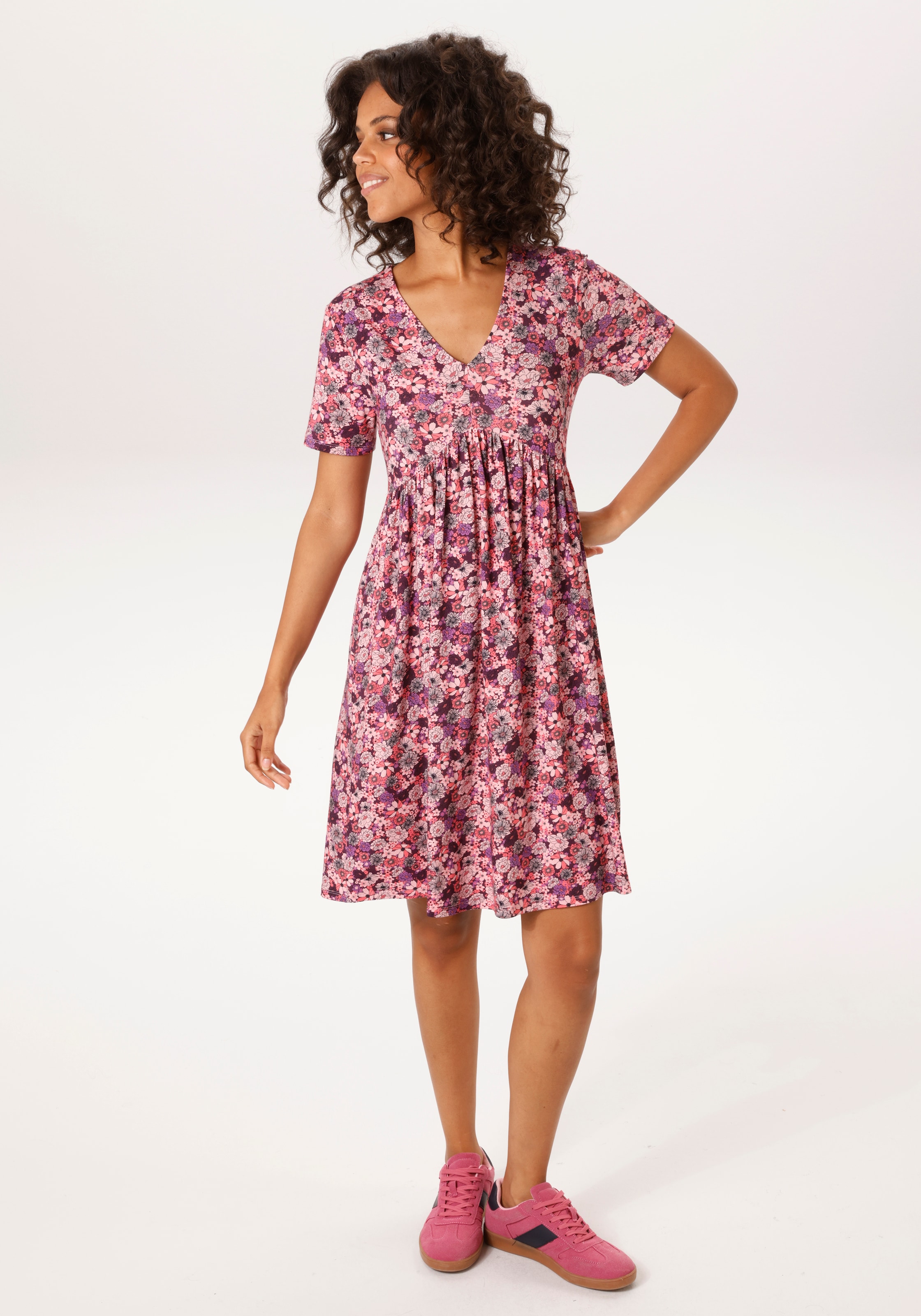 Aniston CASUAL Sommerkleid allover mit grafischen Blüten bedruckt