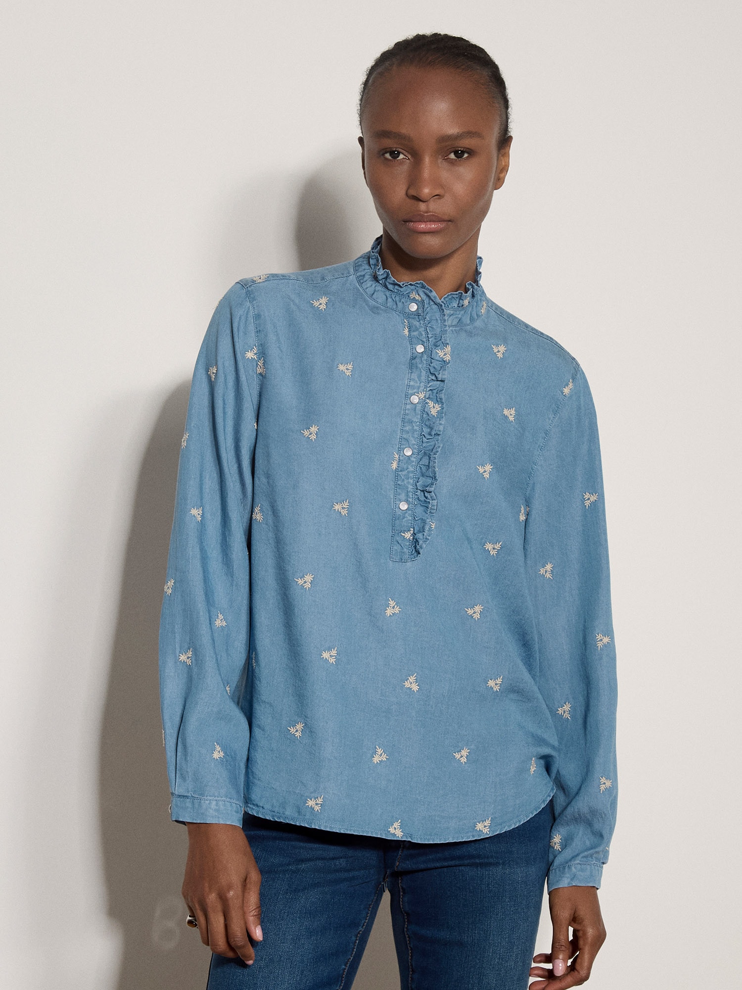 Apricot Rüschenbluse »Denim-Bluse mit zierlicher Blumenstickerei« mit Rüschendetails