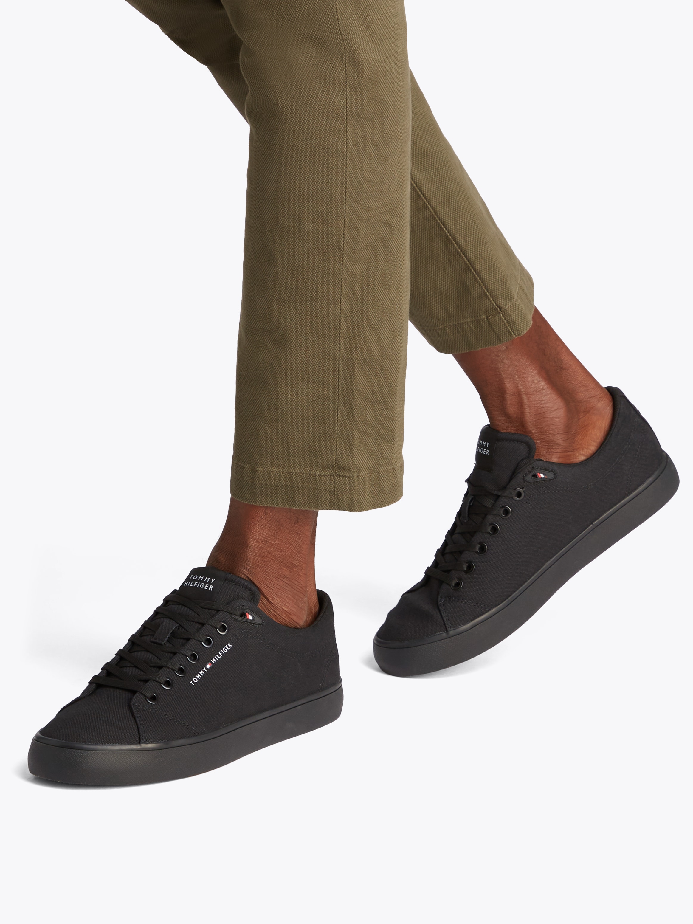 Tommy Hilfiger Sneaker »TH HI VULC LOW CORE CANVAS«, Freizeitschuh, Halbschuh, Schnürer mit weich gepolstertem Schaftrand