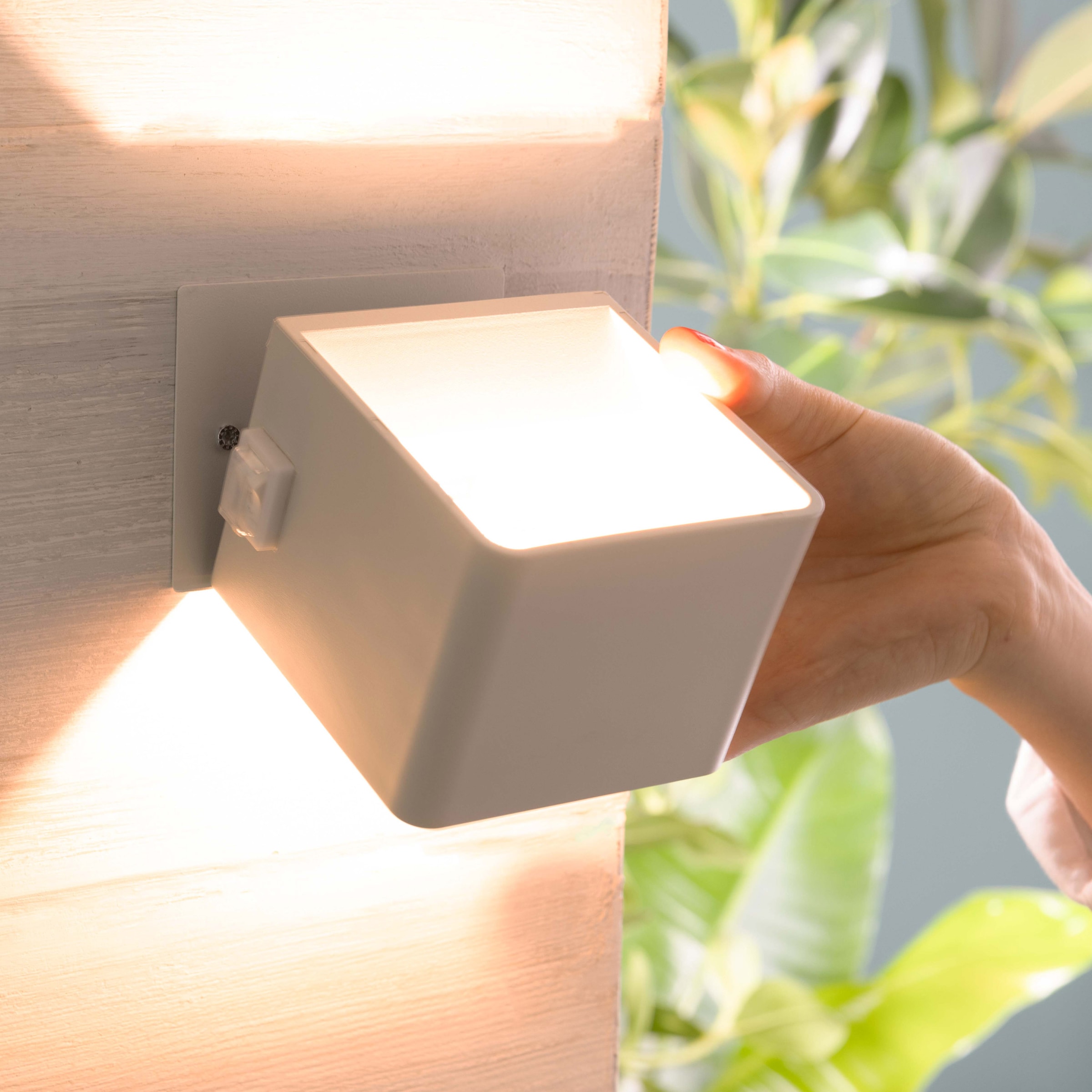 Brilliant Außen-Wandleuchte »Iseo - portable Akkuleuchte inkl. Magnetplatte«, 1 flammig, Leuchtmittel LED-Modul | LED fest integriert, Akku, 300 lm, 3000 K, USB, schwarz, mobile Außenlampe, Wandlampe