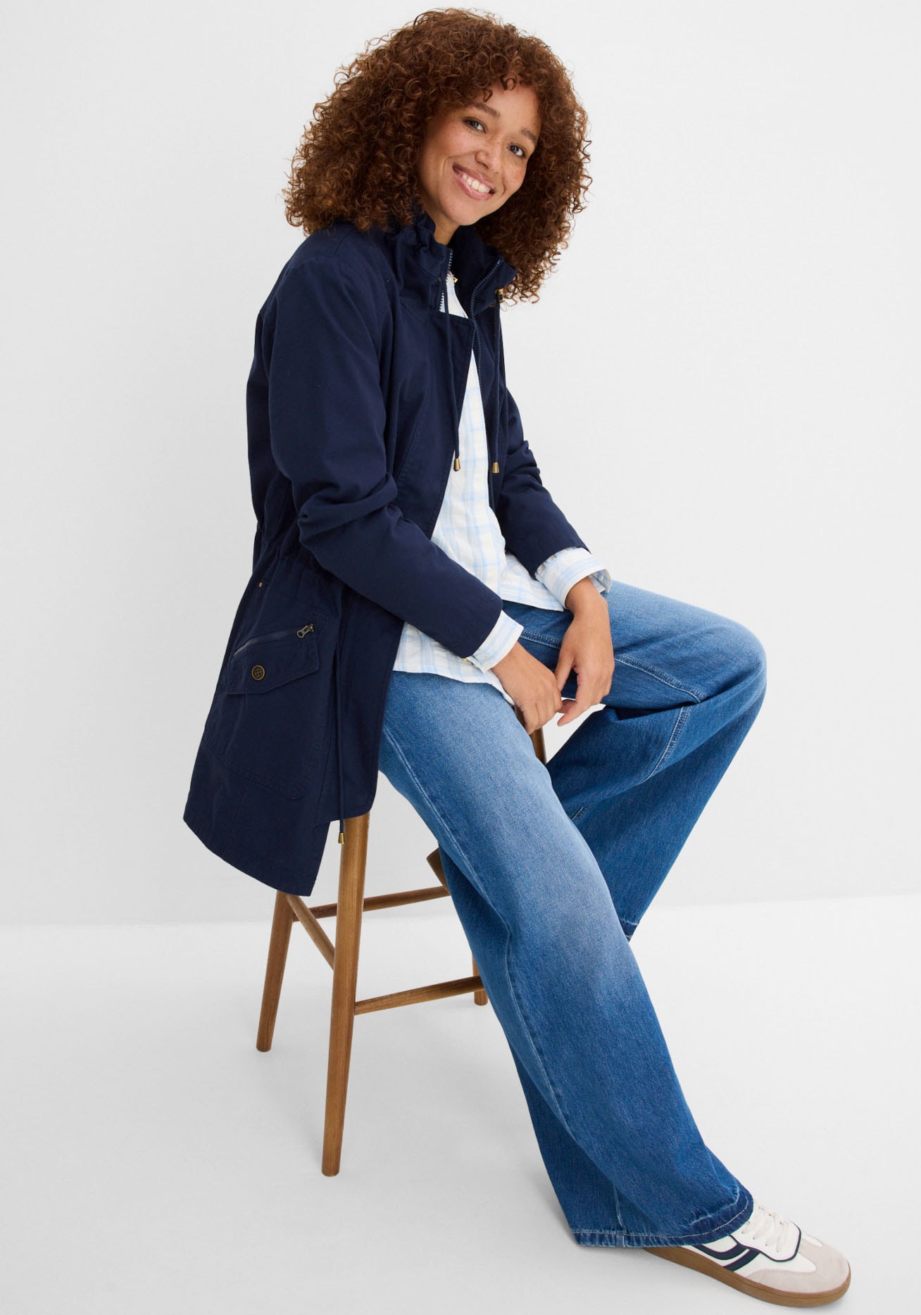 bonprix Parka »Baumwoll-Kurzparka mit Stehkragen, talliert« mit Kapuze taillierte Passform, mit Stehkragen und Tunnelzug