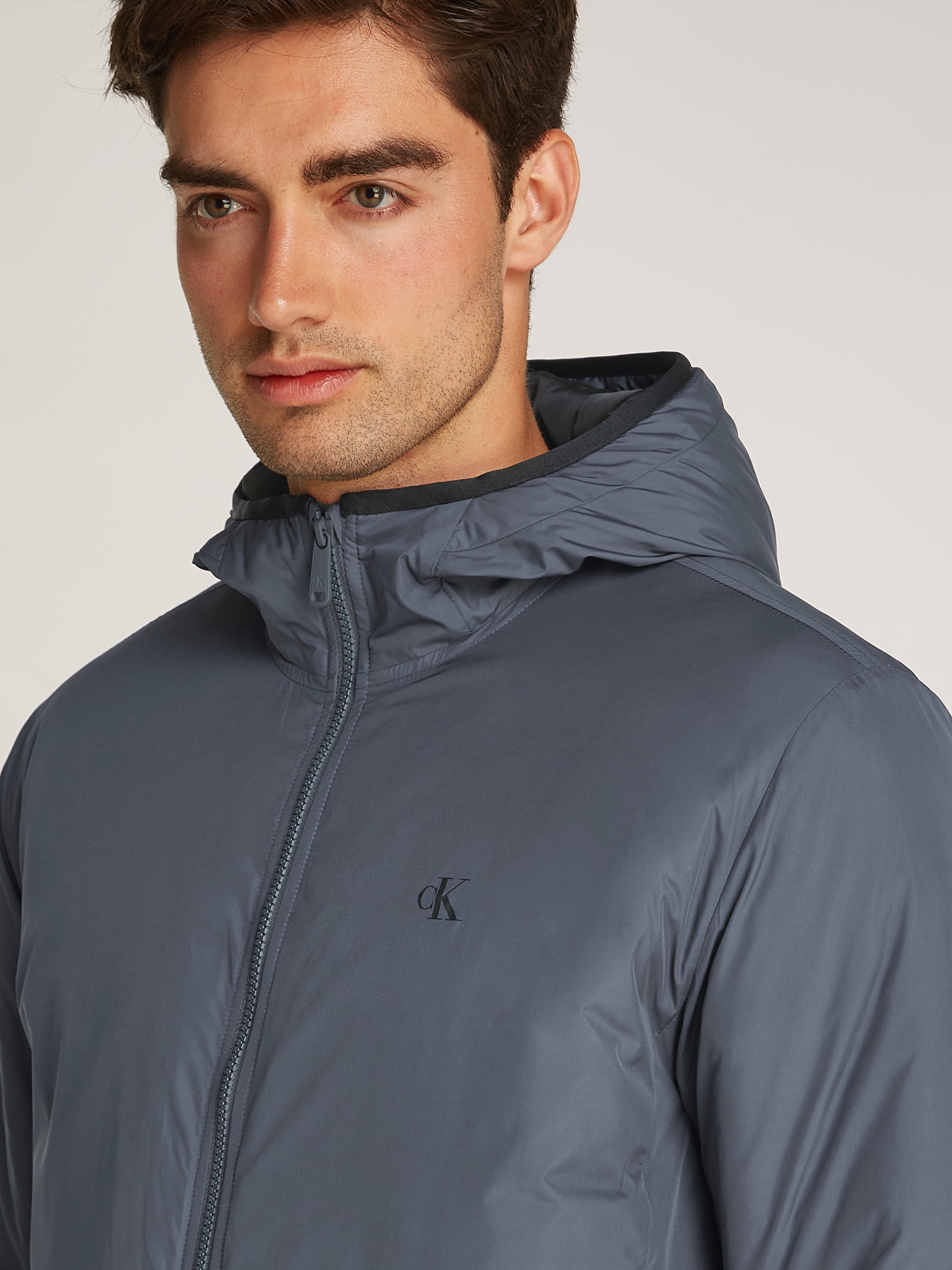 Calvin Klein Jeans Allwetterjacke »HI-NECK JACKET« mit Kapuze Logodruck, Kapuze