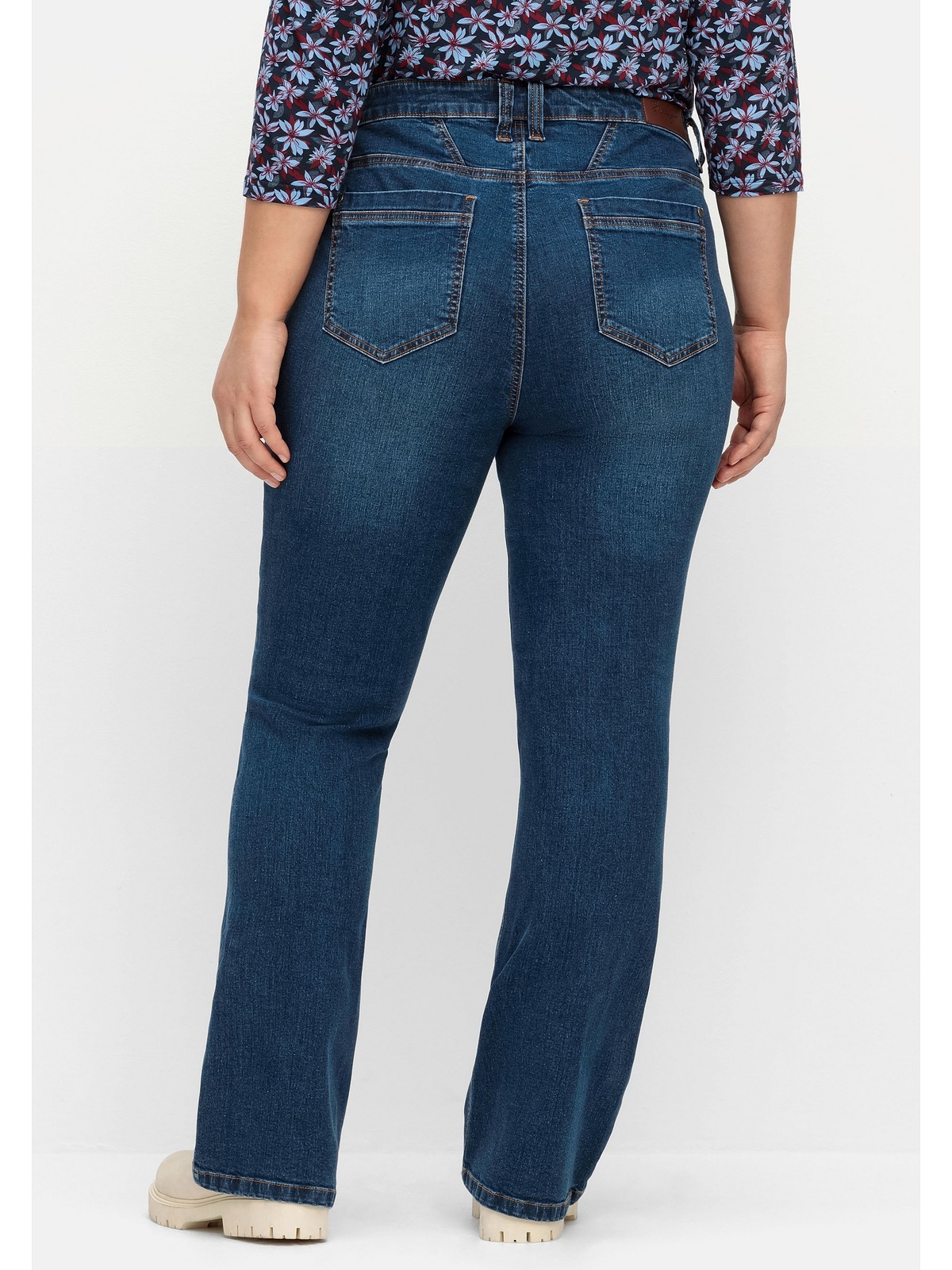 viel Sheego »Große bestellen Bootcut-Jeans ideal bei Größen«, BAUR und schmalen Bauch | für SUSANNE Beinen