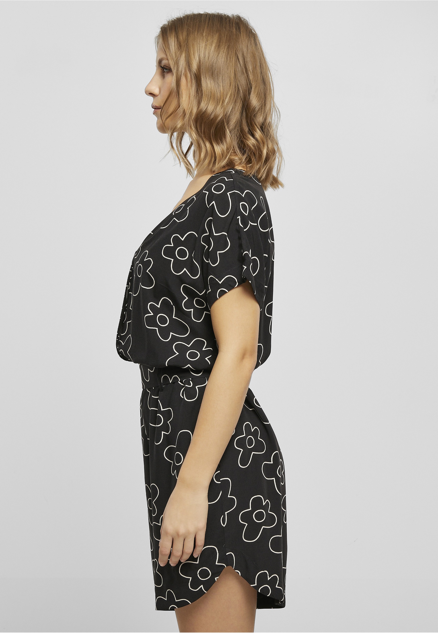 URBAN CLASSICS Jumpsuit »Urban Classics Damen Ladies Short Viscose Belt Jumpsuit« 1 Stk.