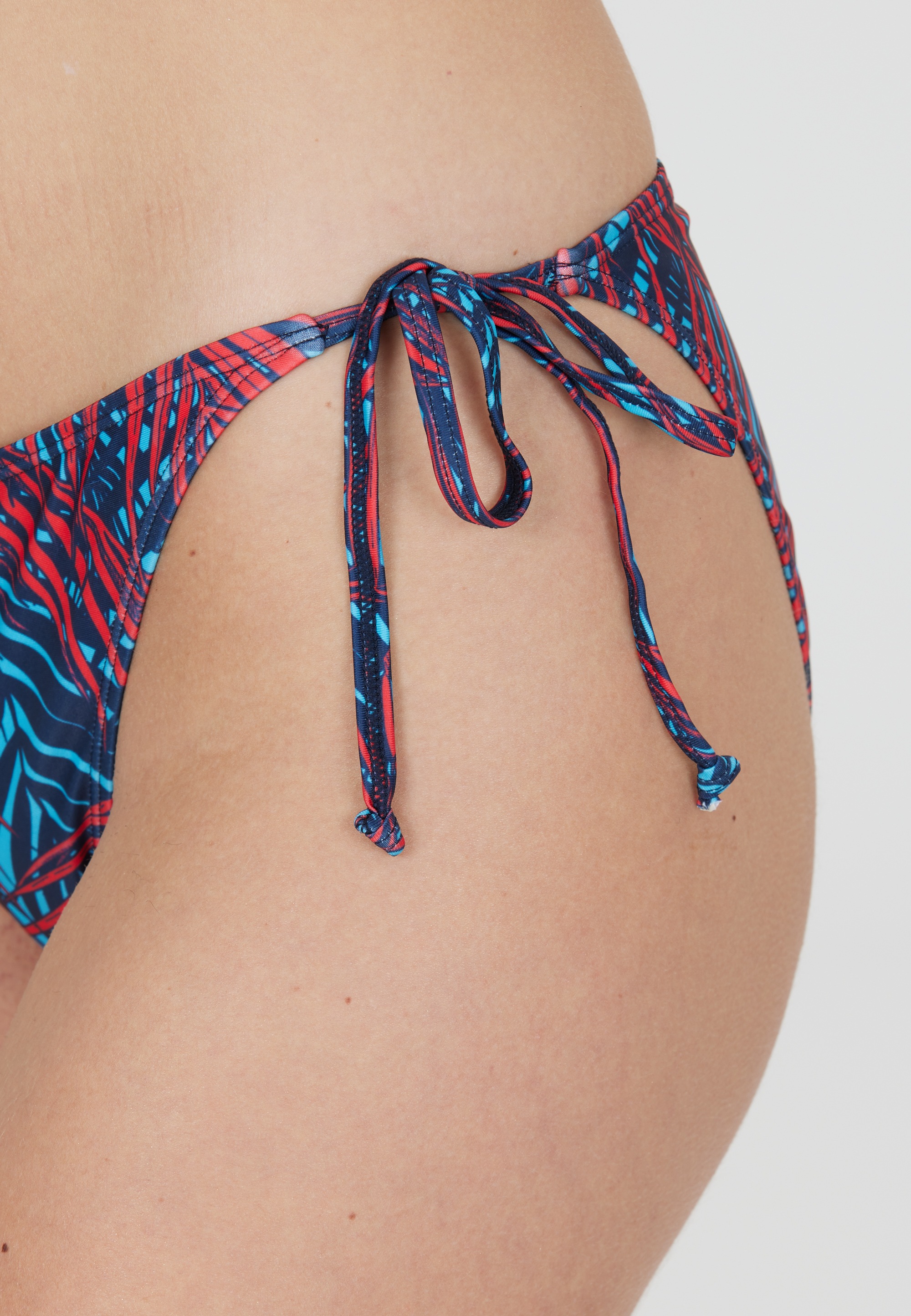 CRUZ Bikini-Hose »Casey«, (1 St., Panty), mit tropischem Print