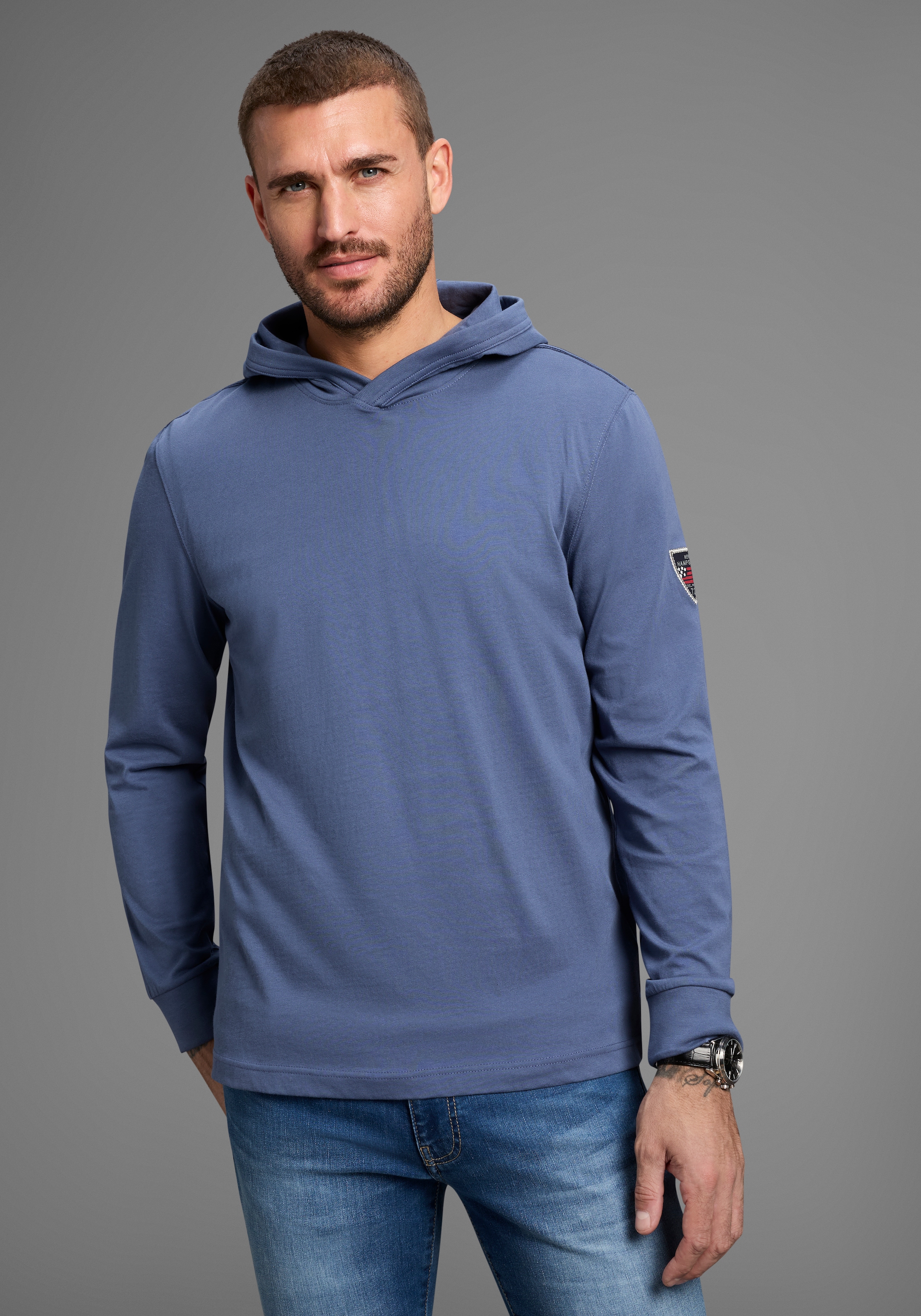 DELMAO Kapuzenshirt "Neue Kollektion", mit Badge am Ärmel günstig online kaufen