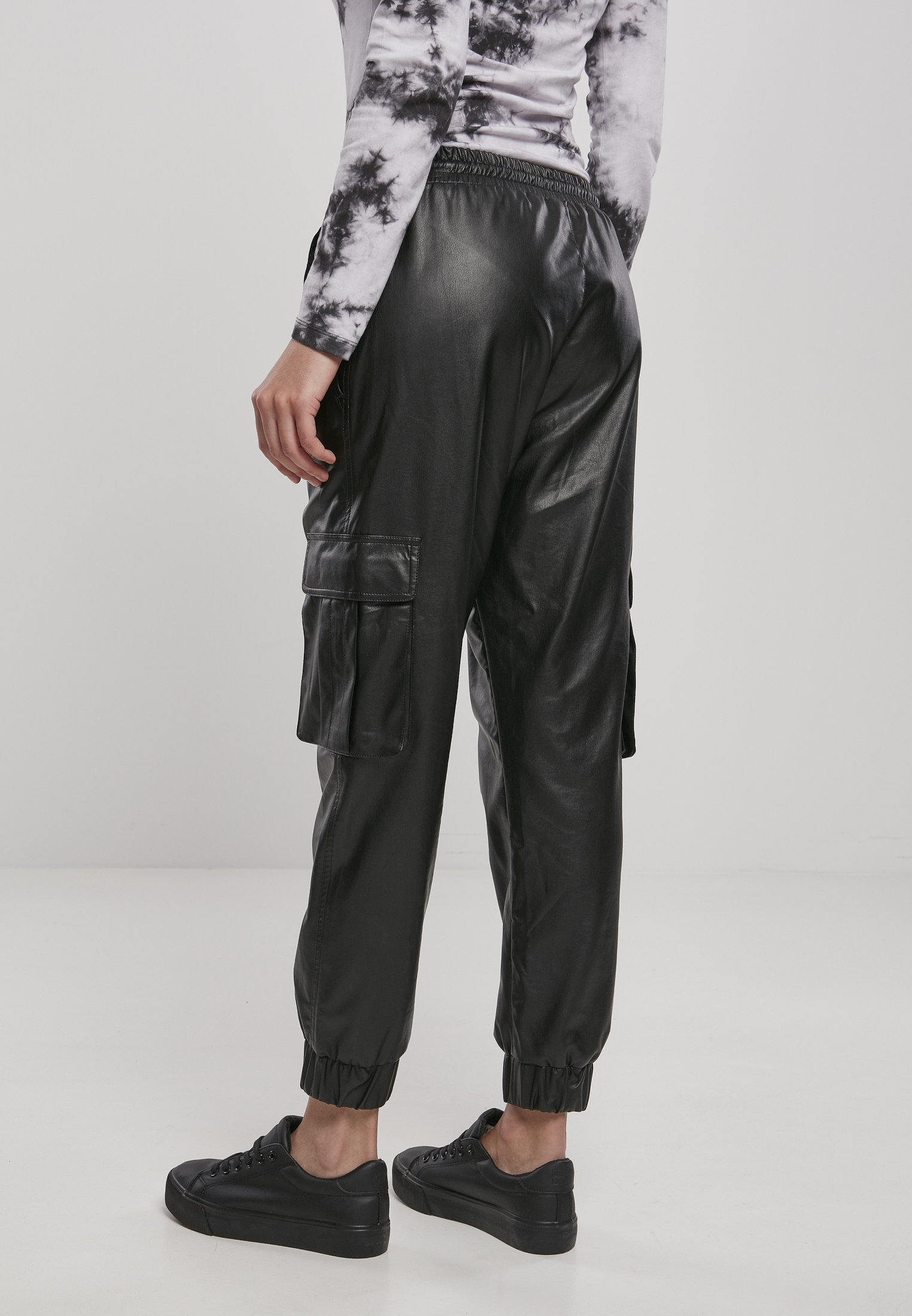 URBAN CLASSICS Cargohose »Urban Classics Damen Ladies Faux Leather Cargo Pants«, (1 tlg.)