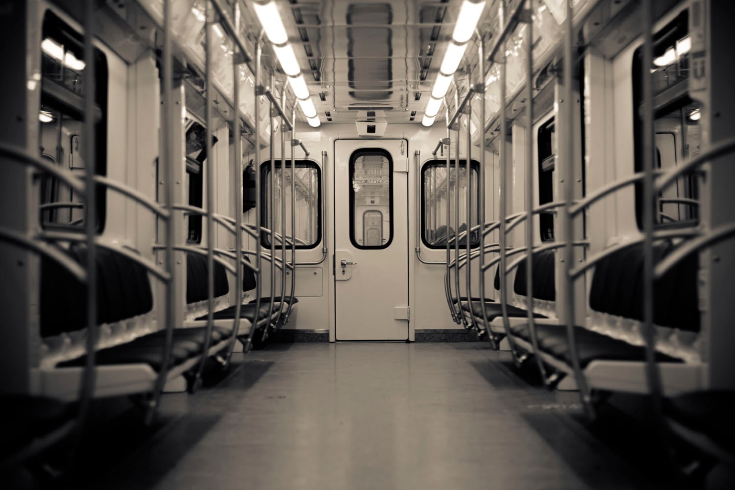 queence Acrylglasbild "Zug von innen" Kunst  Zugbilder  Züge Fine Art-Print günstig online kaufen