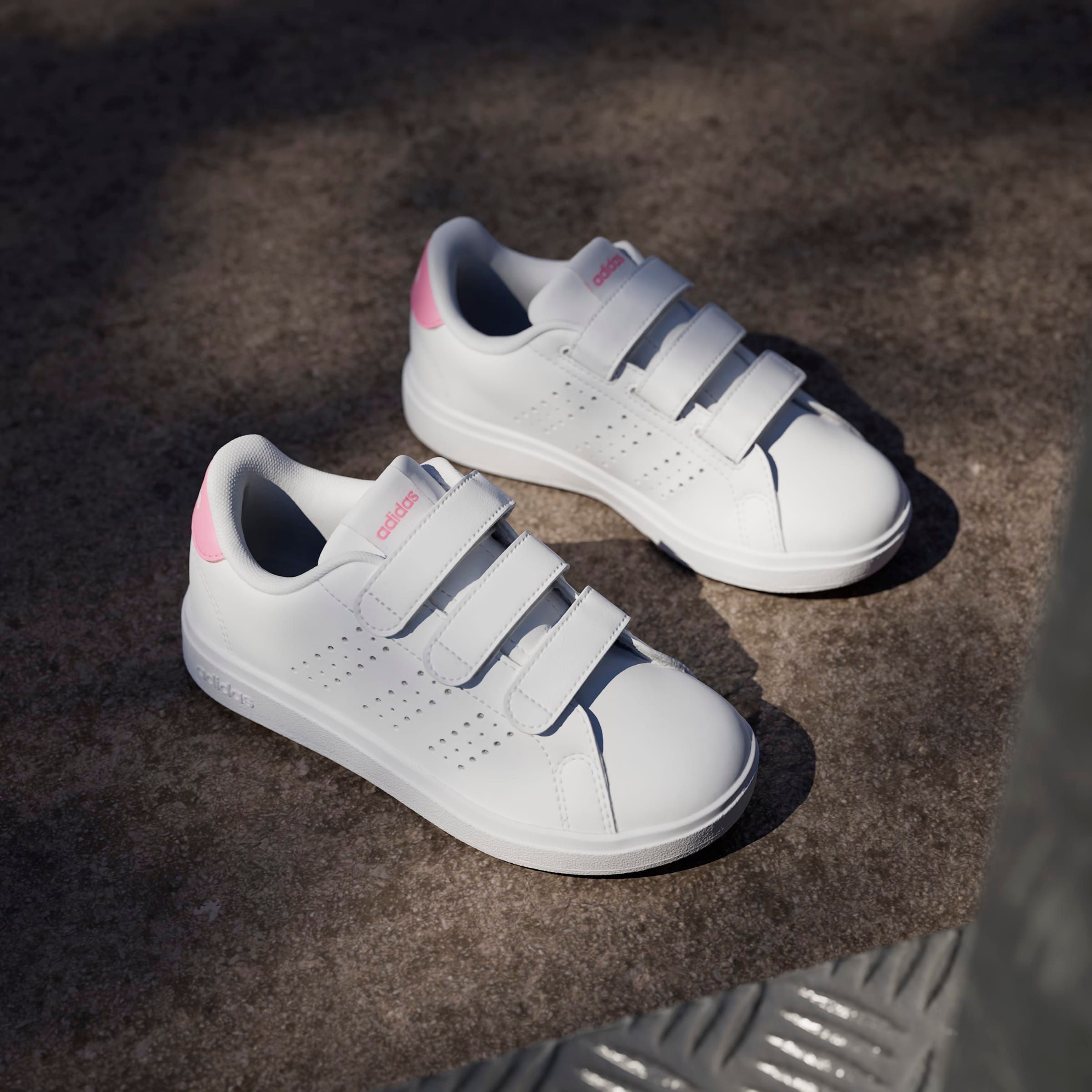 adidas Sportswear Klettschuh »ADVANTAGE BASE 2.0 KIDS«, Design auf den Spuren des adidas Stan Smith