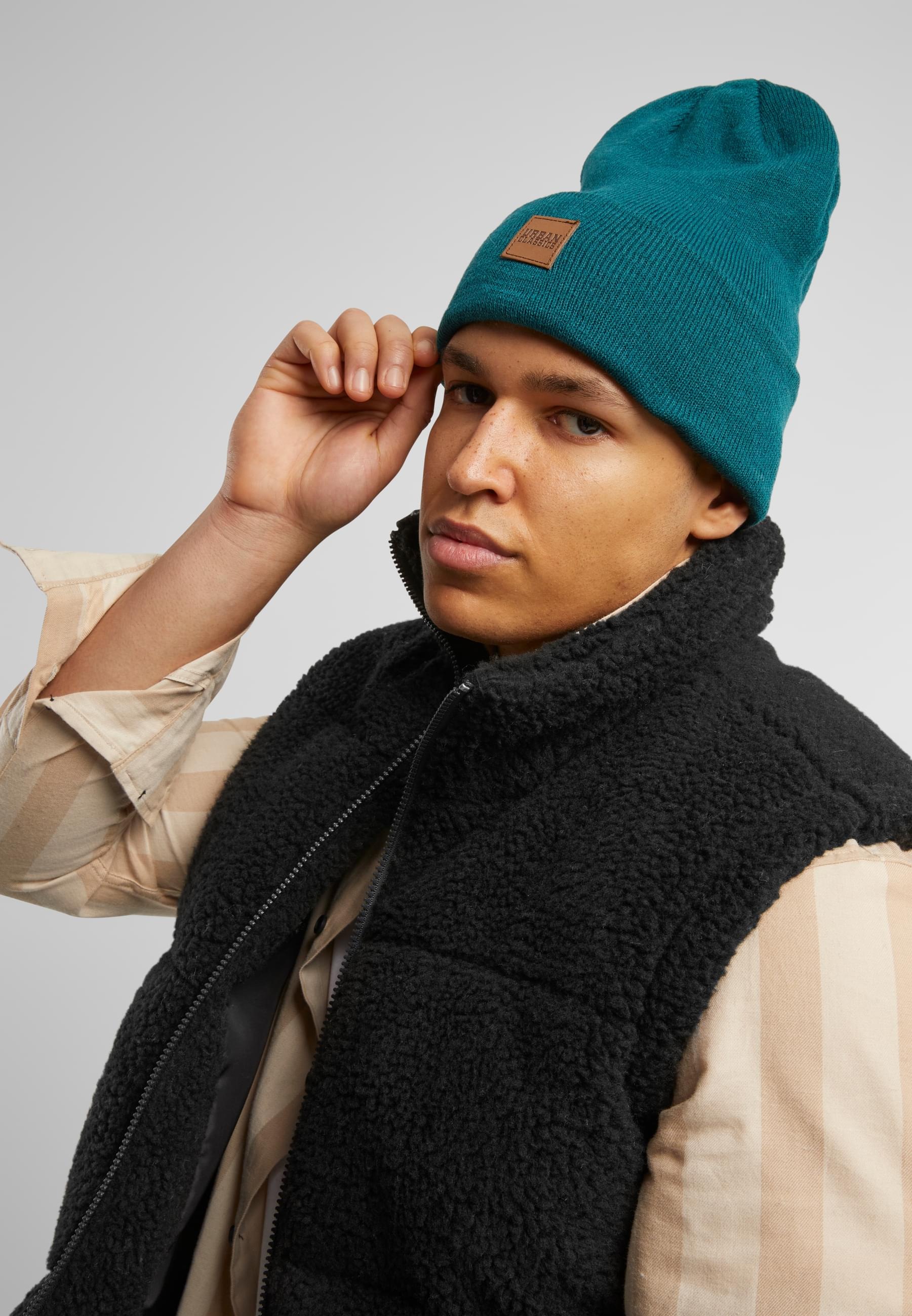 URBAN CLASSICS Beanie »Urban Classics Unisex Synthetic Leatherpatch Long Beanie«, (1 St.)