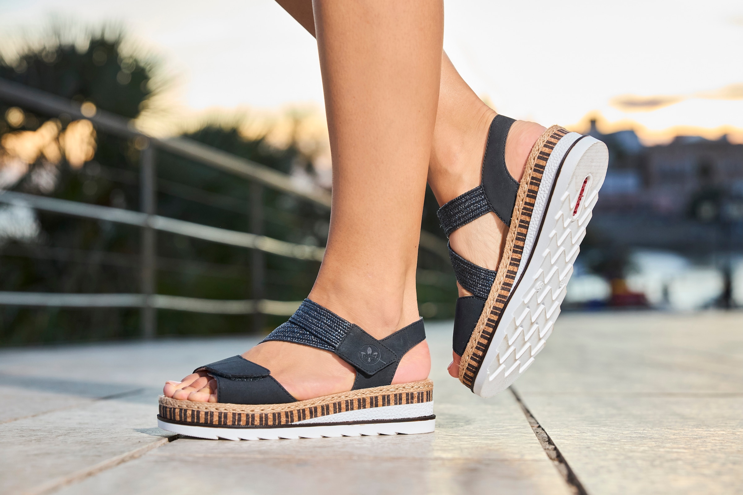 Rieker Keilsandalette, Riemchensandale, Sommerschuh, Urlaubschuh mit Klettriemchen