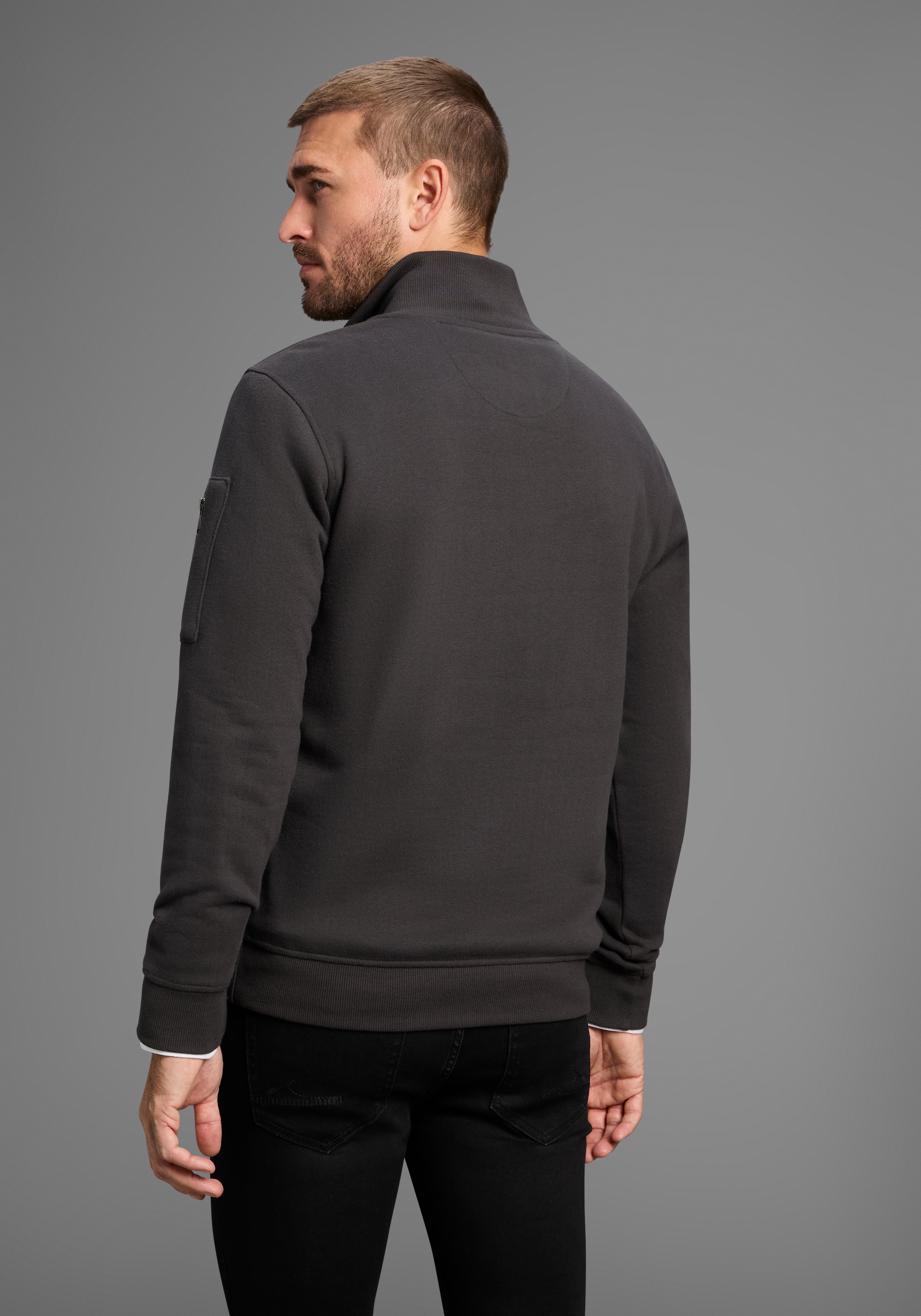 DELMAO Sweatshirt »Troyer«, mit moderner Ärmeltasche
