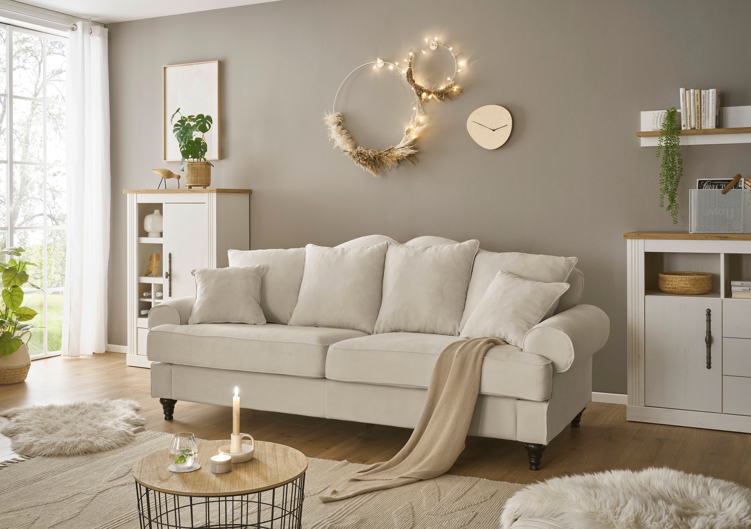 OTTO home 3,5-Sitzer "Westminster, Sofa im Landhausstil, Couch mit Zierkissen" Federkern-Polsterung, gedrechselter Fuß, hochwertiger Microfaserbezug