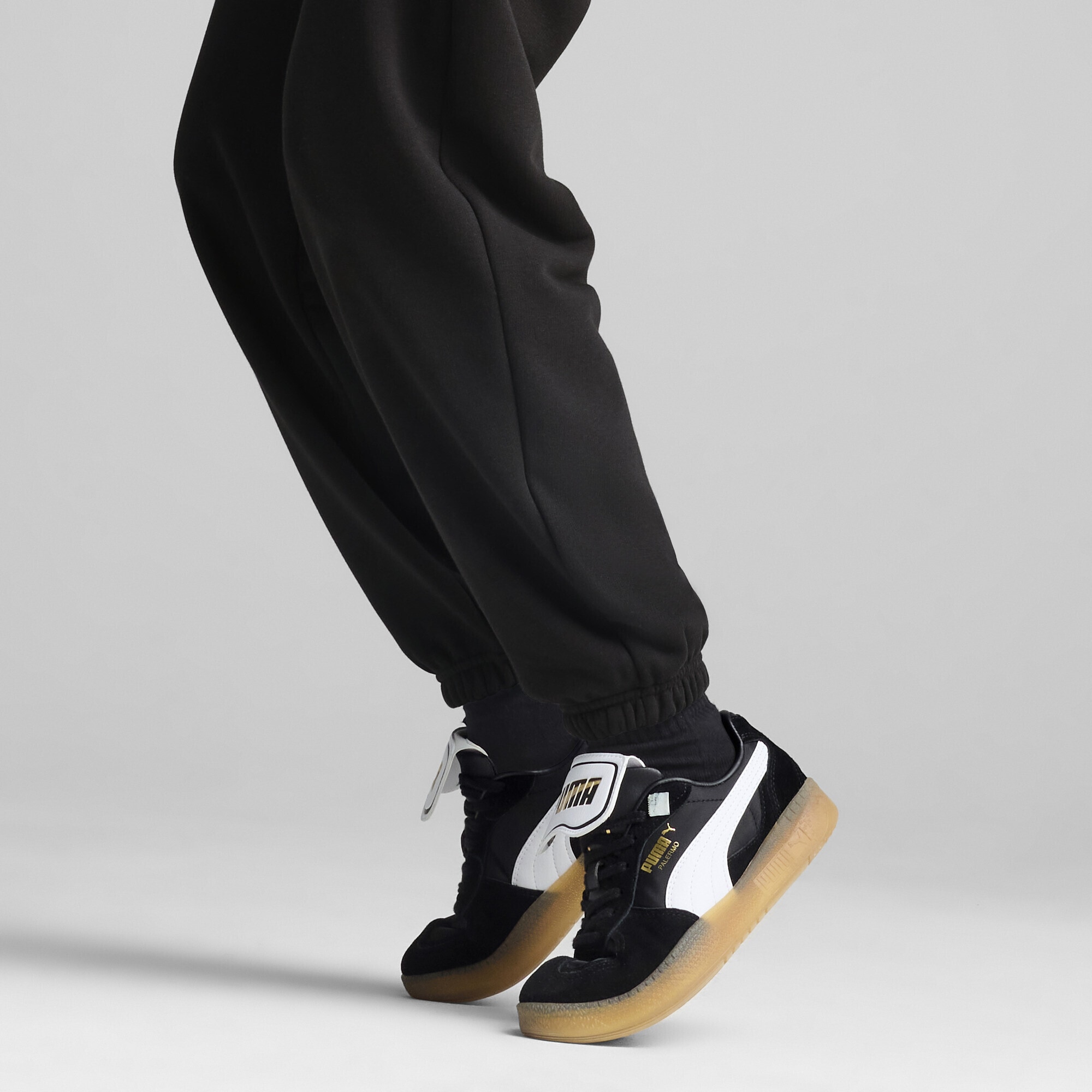 PUMA Sporthose »WARDROBE ESS Relaxed Fit Jogginghose Damen«