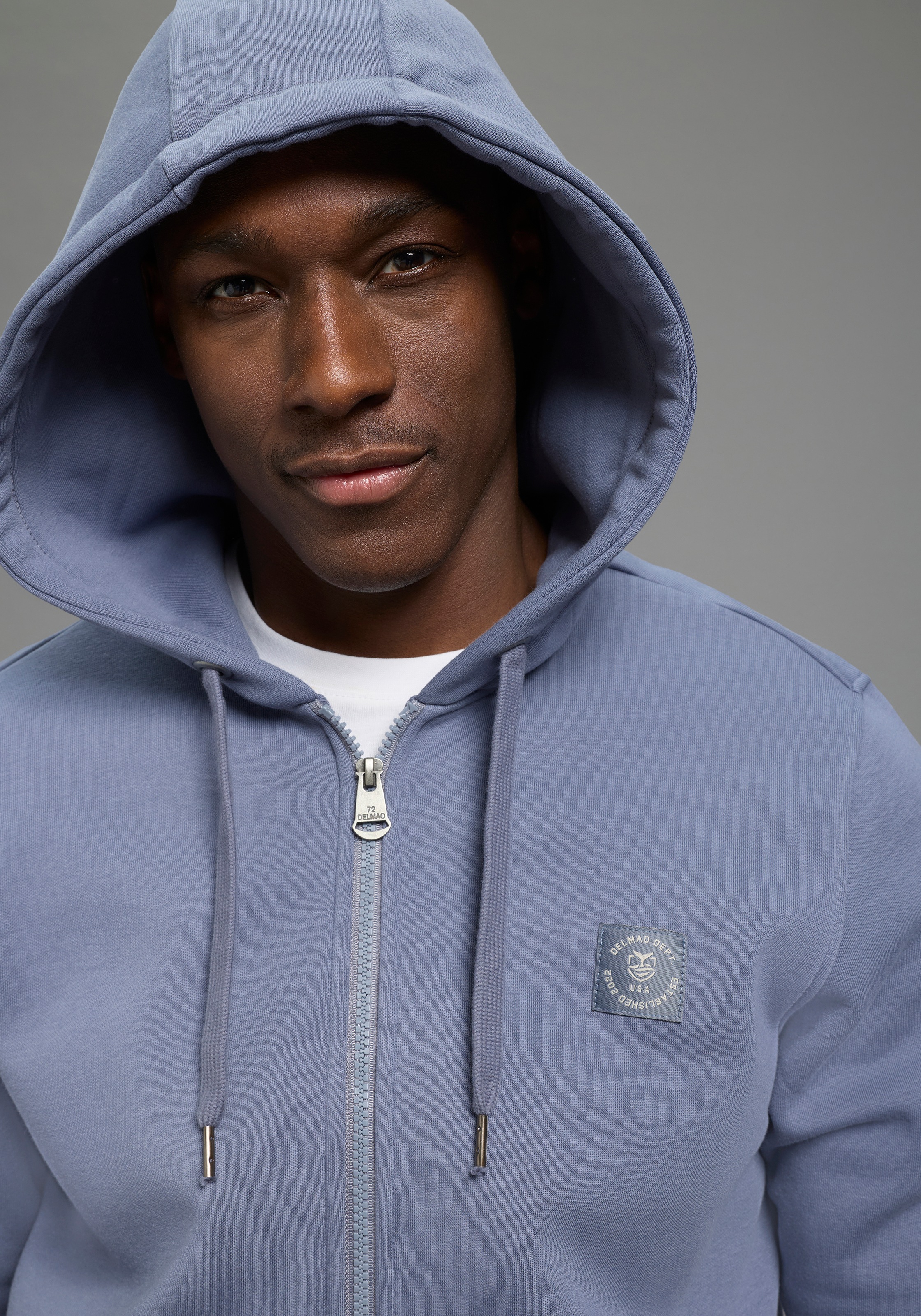 Thumbnail - DELMAO Sweatjacke mit Kapuze, mit Kordelzug, aus angerauter Sweatware, mit Langarm