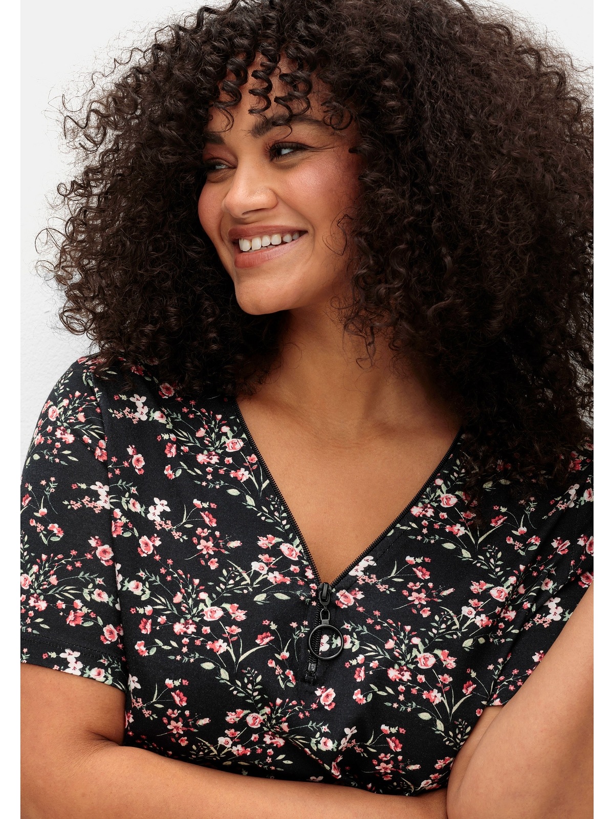 Sheego T-Shirt »Große Größen«, mit Zipper am Ausschnitt und Blumenprint